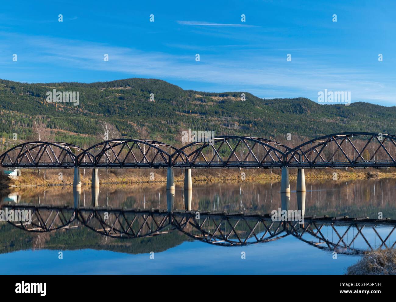 un ponte attraversa un fiume, elverum, norvegia centrale Foto Stock