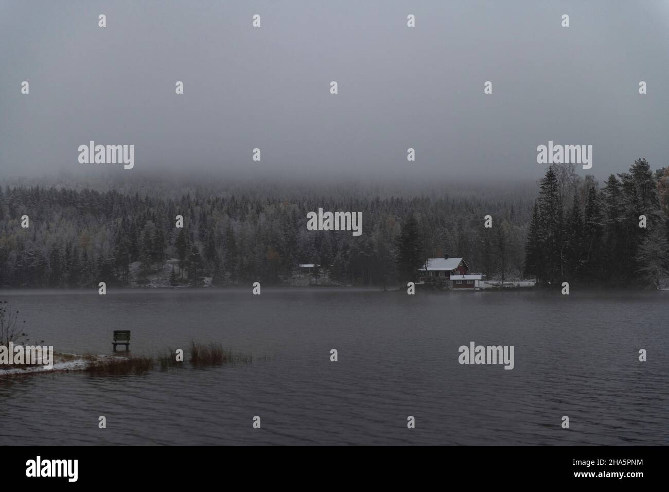 nuvole scure e nebbia al lago bæreia, kongsvinger, norvegia Foto Stock