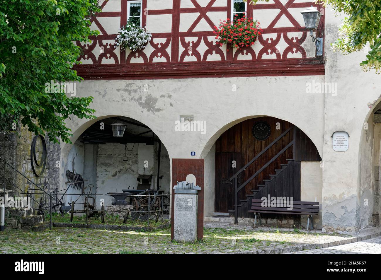 fucina all'aperto tra il bulwark e la torre del piccione nel centro storico di ochsenfurt am main, quartiere di würzburg, bassa franconia, franconia, baviera, germania Foto Stock