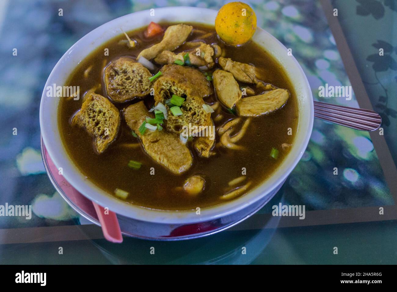Laksa, zuppa con tofu puff e spaghetti a Sabah, Malesia Foto Stock