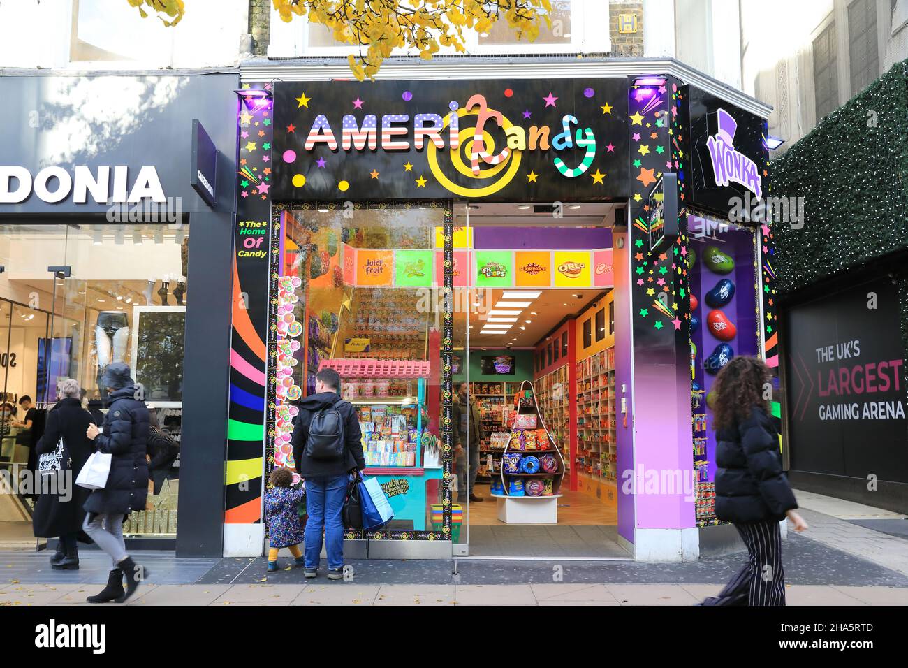 Un'abbondanza di malsani negozi di caramelle americani è sortita su Oxford Street sostituendo i negozi che hanno chiuso durante la pandemia di coronavirus, 2021, a Londra, Regno Unito Foto Stock