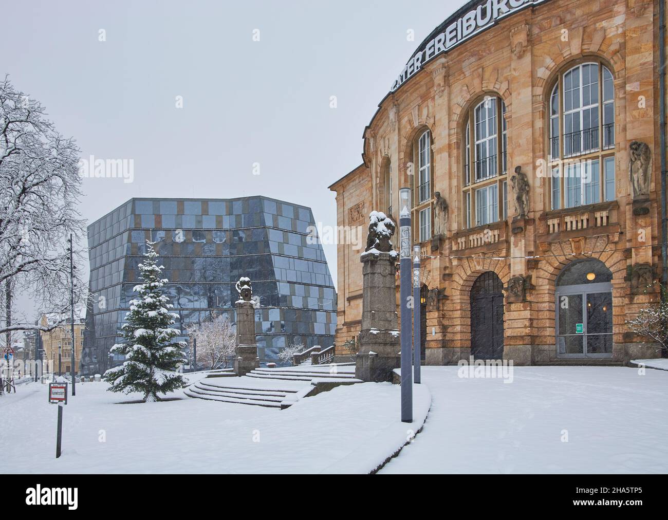 Vista del teatro della città e biblioteca universitaria in neve, Friburgo, Breisgau, Foresta Nera meridionale, Foresta Nera, Baden-Wuerttemberg, Germania, Europa Foto Stock