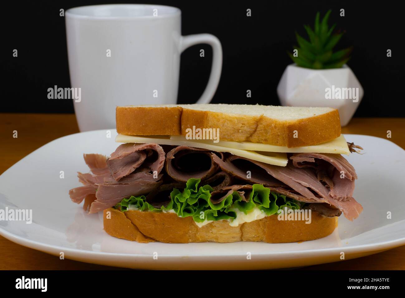 sandwich arrosto con lattuga e maionese con formaggio svizzero Foto Stock