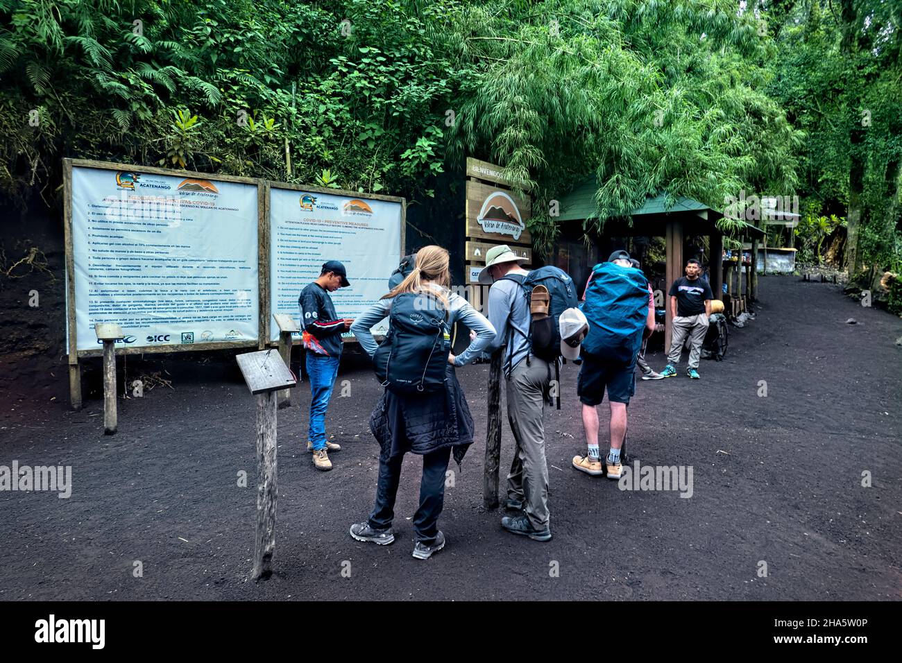 Registrazione per trekking al vulcano Acatenango, Guatemala Foto Stock