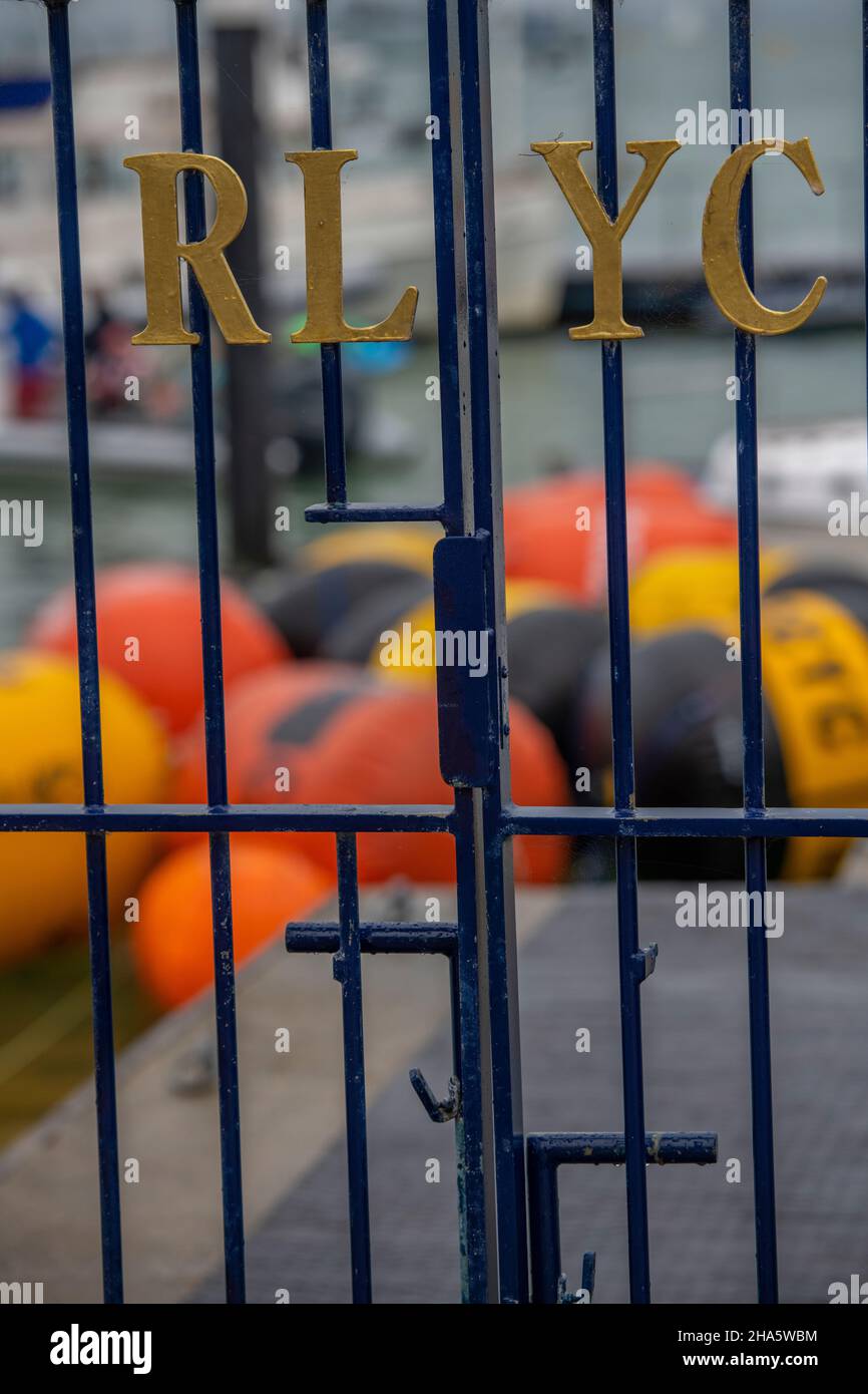 porta al molo del royal london yacht club a cowes sull'isola di wight con boe da corsa per yacht pronte per essere poste sul mare per la regata della settimana di cowes Foto Stock