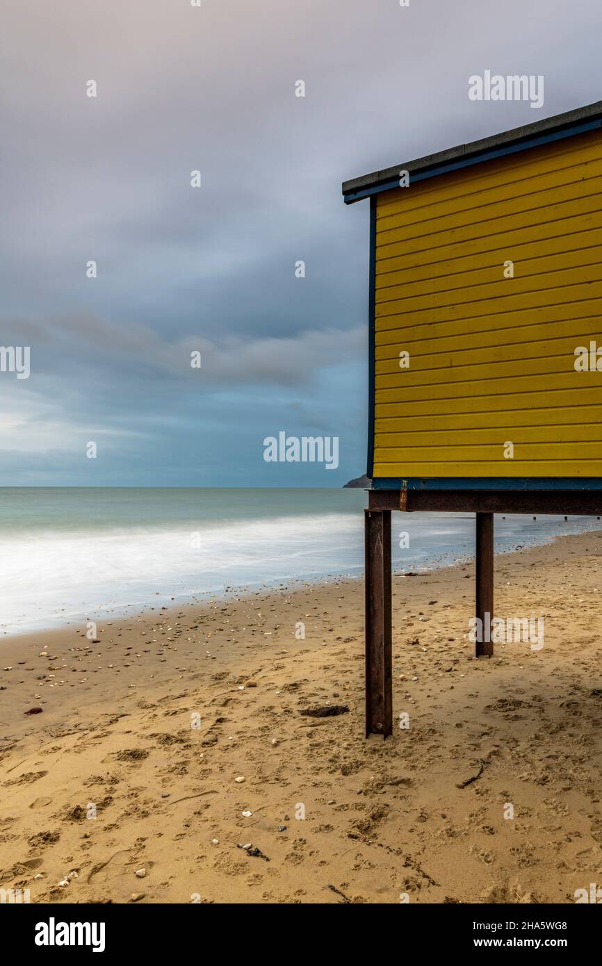 yellow beach capanna bagnini stazione sulla spiaggia a sandown sull'isola di wight coast uk, shorelineof isola di wight coast a sandown, beach building. Foto Stock