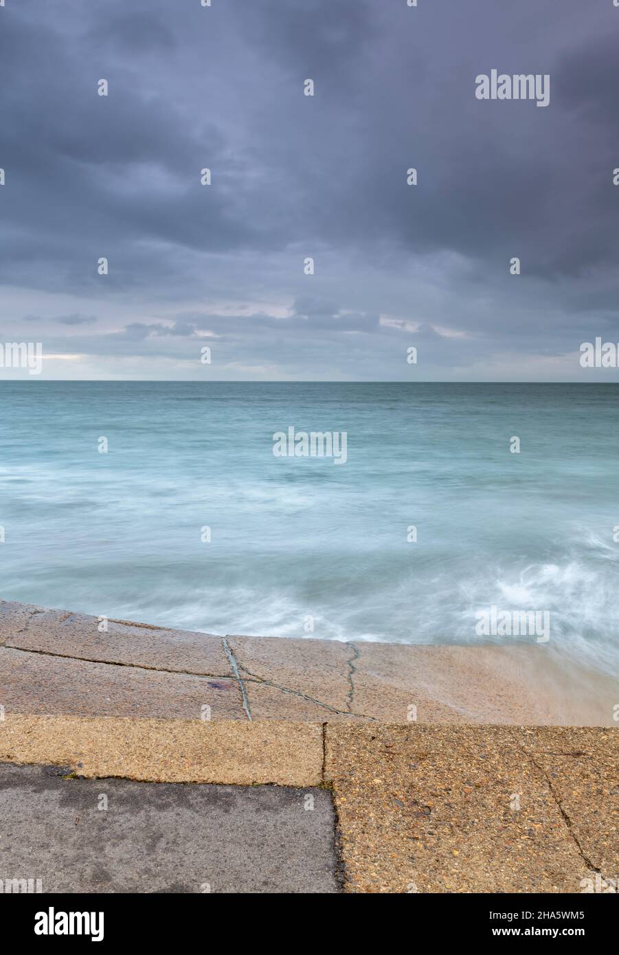 cielo nuvoloso e mare accidentato in una composizione astratta sul costine o litorale dell'isola di wight coast. spiaggia dell'isola di wight, moody Foto Stock