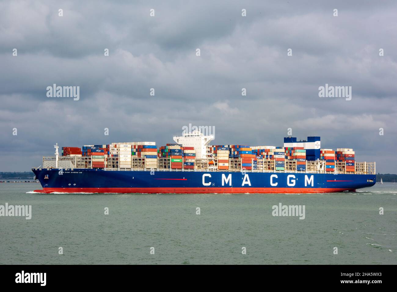 nave container di grandi dimensioni, solent, approaching, southampton banchine, porto di southampton, isola di wight costa, in corso, importazioni ed esportazioni, grandi spedizioni Foto Stock