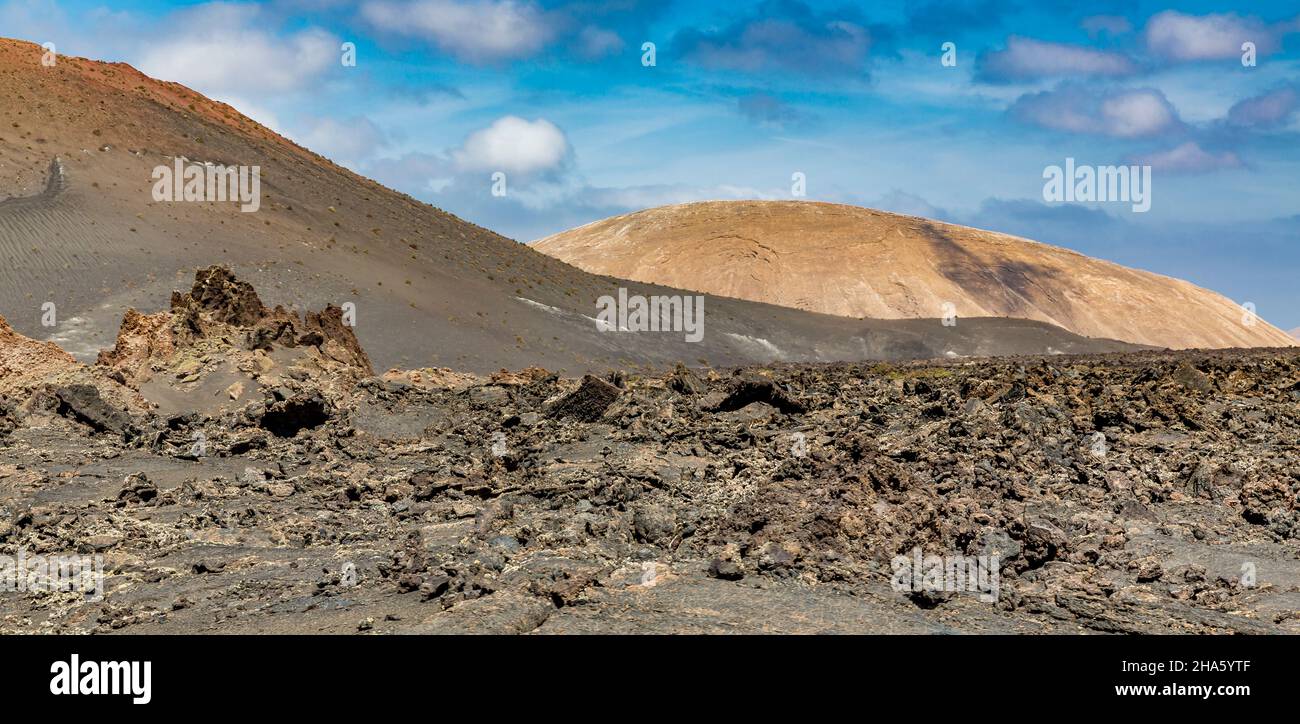 i vulcani la montana de mazo e montana blanca, il parco nazionale di timanfaya, parque nacional de timanfaya, montanas del fuego, lanzarote, canarie, isole canarie, spagna, europa Foto Stock