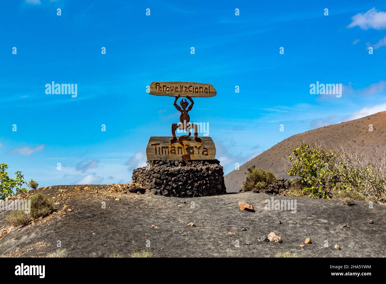 cartello d'ingresso,scultura del diavolo el diablo,logo disegnato da césar manrique,artista di lanzarote,parco nazionale di timanfaya,parque nacional de timanfaya,montanas del fuego,lanzarote,canari,isole canarie,spagna,europa Foto Stock