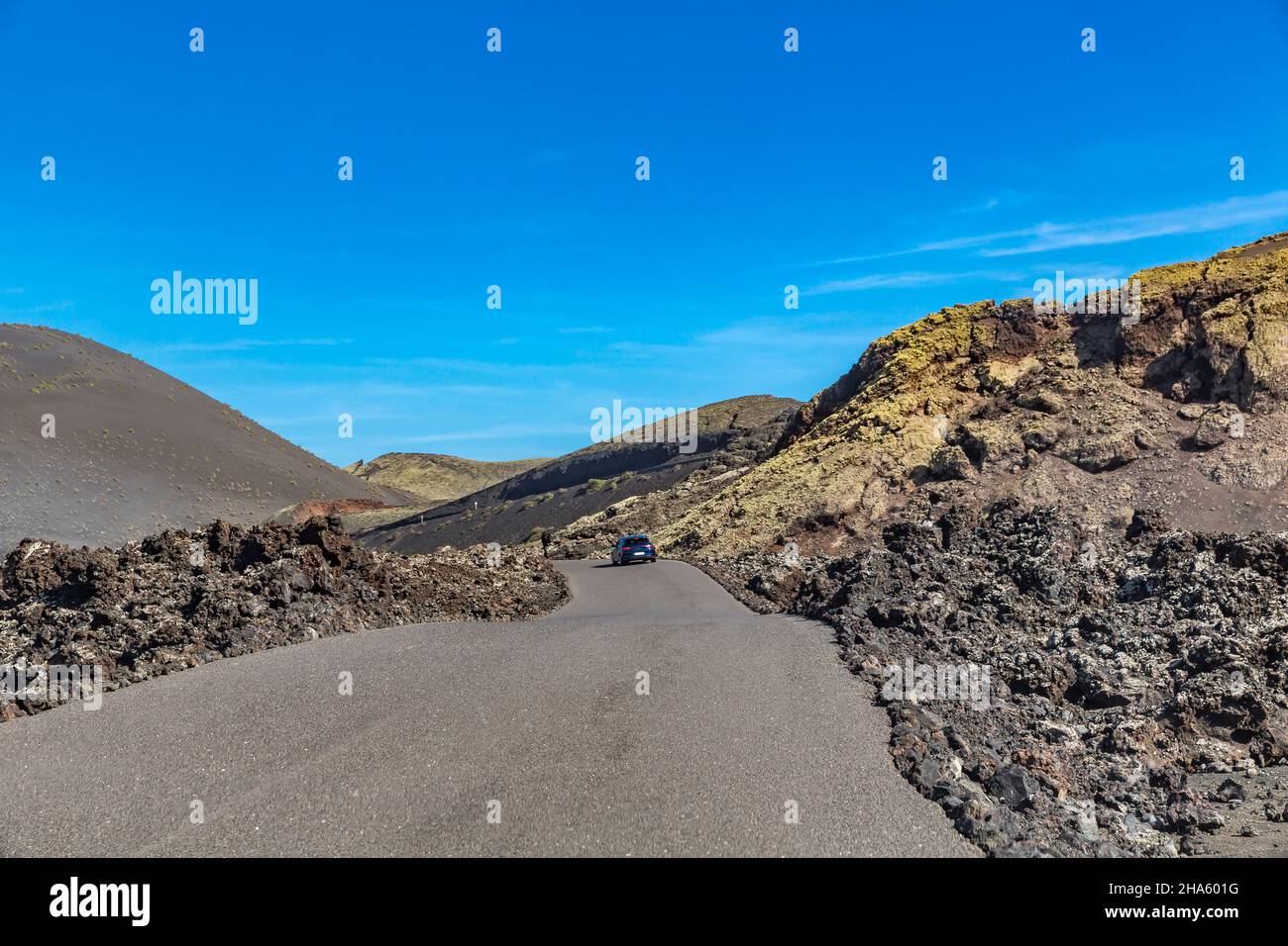 strada attraverso il paesaggio vulcanico, il parco nazionale di timanfaya, parque nacional de timanfaya, montanas del fuego, lanzarote, canarie, isole canarie, spagna, europa Foto Stock