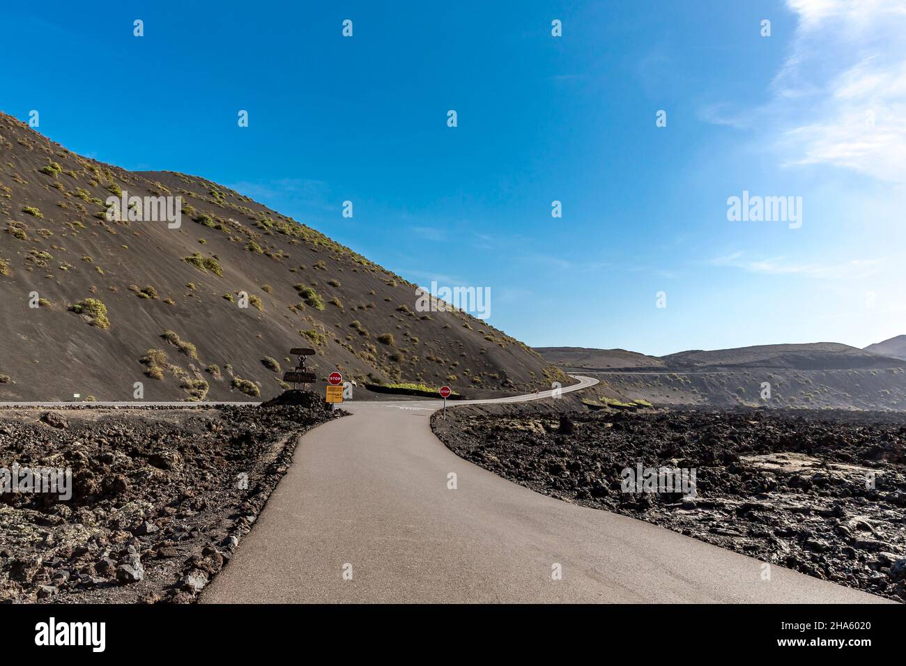 parco nazionale di timanfaya, uscita, cartello con la scultura del diavolo el diablo, logo disegnato da césar manrique, parco nazionale di timanfaya, vulcano la montana los miraderos, parque nacional de timanfaya, montanas del fuego, lanzarote, isole canarie, spagna, europa Foto Stock