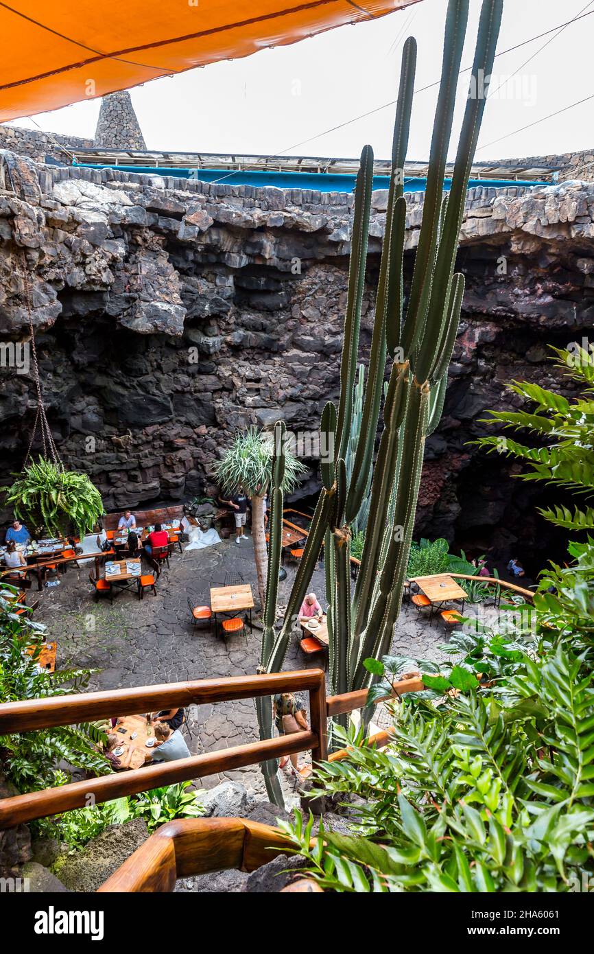 ristorante nel jameos del agua, grotta nel campo lavico di monte corona, arte e sito culturale, costruito e progettato da césar manrique, artista spagnolo di lanzarote, 1919-1992, jameos del agua, lanzarote, isole canarie, isole canarie, spagna, europa Foto Stock