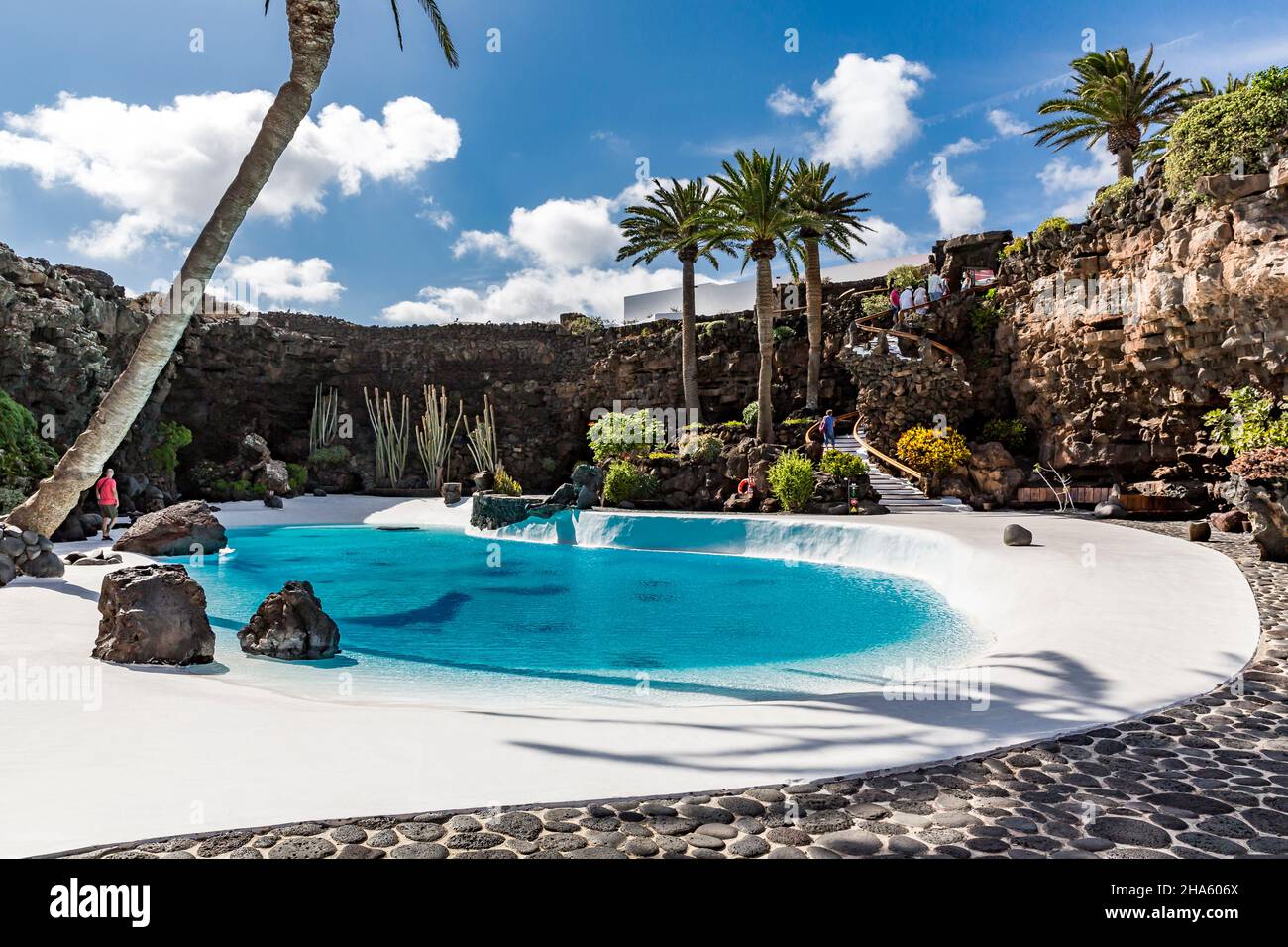 giardino tropicale con piscina, jameos del agua, arte e sito culturale, costruito da césar manrique, artista spagnolo di lanzarote, 1919-1992, lanzarote, canari, isole canarie, spagna, europa Foto Stock