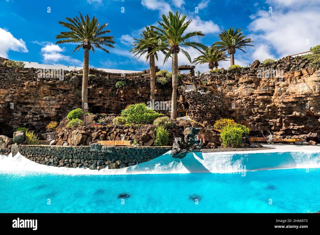 giardino tropicale con piscina, jameos del agua, arte e sito culturale, costruito da césar manrique, artista spagnolo di lanzarote, 1919-1992, lanzarote, canari, isole canarie, spagna, europa Foto Stock