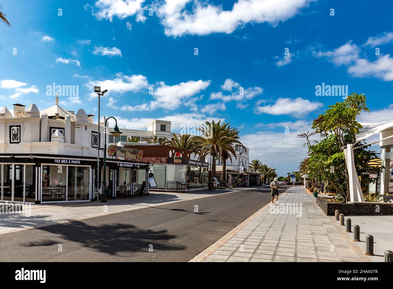 strada con negozi e ristoranti, costa teguise, lanzarote, canarie, isole canarie, spagna Foto Stock
