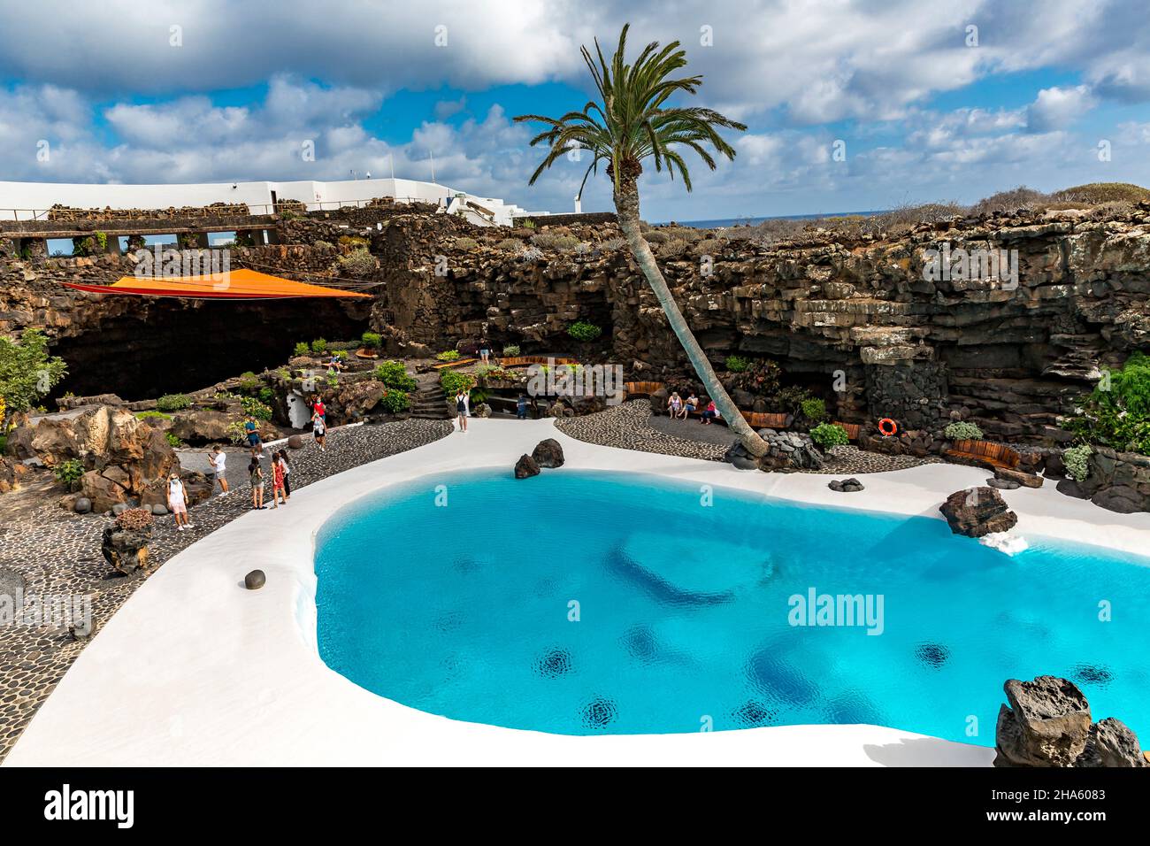 giardino tropicale con piscina, jameos del agua, arte e sito culturale, costruito da césar manrique, artista spagnolo di lanzarote, 1919-1992, lanzarote, canari, isole canarie, spagna, europa Foto Stock