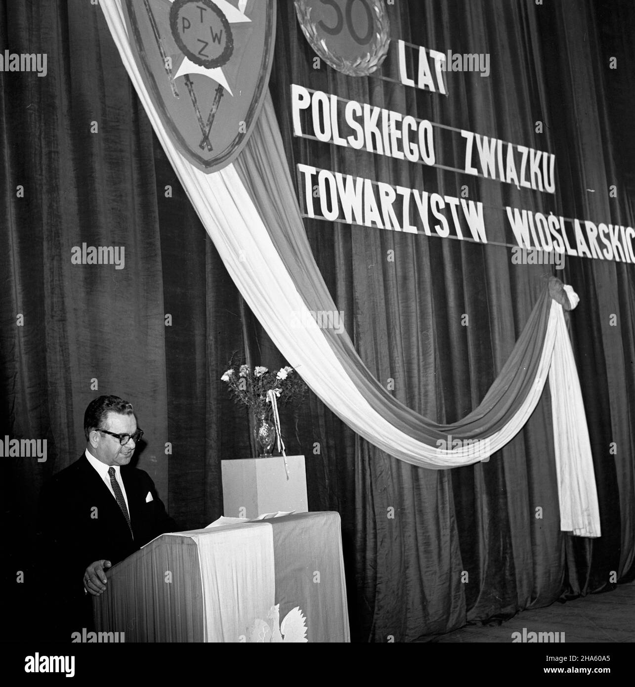 Poznañ, 1969-12-06. W Teatrze Polskim odby³a siê uroczystoœæ zwi¹zana z 50-leciem Polskiego Zwi¹zku Towarzystw Wioœlarskich. NZ. Przemawia prezes Poznañskiego Okrêgowego Zwi¹zku Towarzystw Wioœlarskich Mieczys³aw Musia³. pw PAP/Zbigniew Staszyszyn Poznan, 6 dicembre 1969. Al Teatro Polski si sono tenute le celebrazioni del 50th anniversario dell'Unione polacca delle Società di canottaggio. Nella foto: presidente della Poznan District Union of Rowing Societies Mieczyslaw Musial Speaking. pw PAP/Zbigniew Staszyszyn Foto Stock