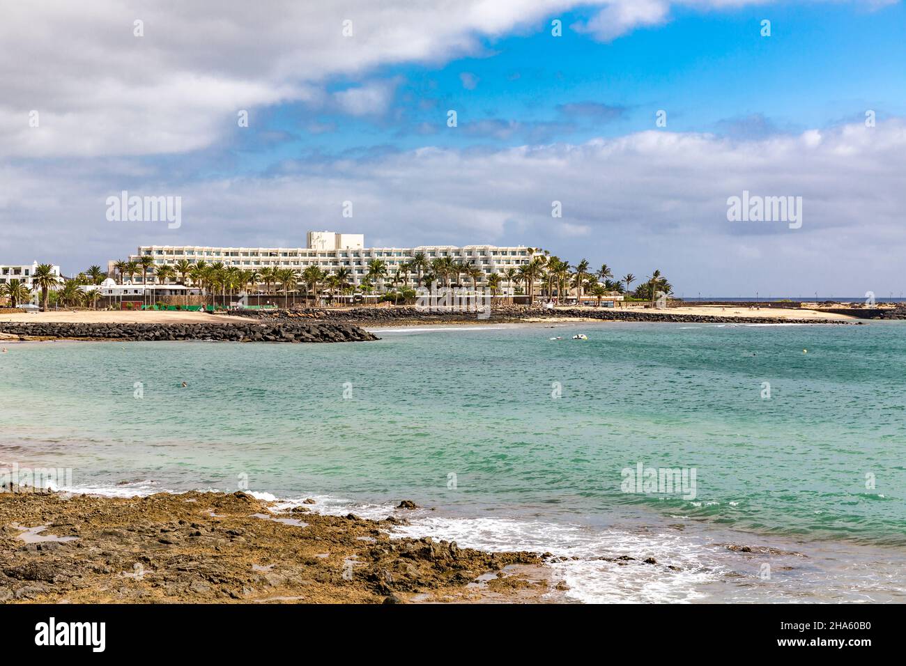 complesso alberghiero sulla spiaggia, playa de las cucharas, costa teguise, lanzarote, canarie, isole canarie, spagna Foto Stock
