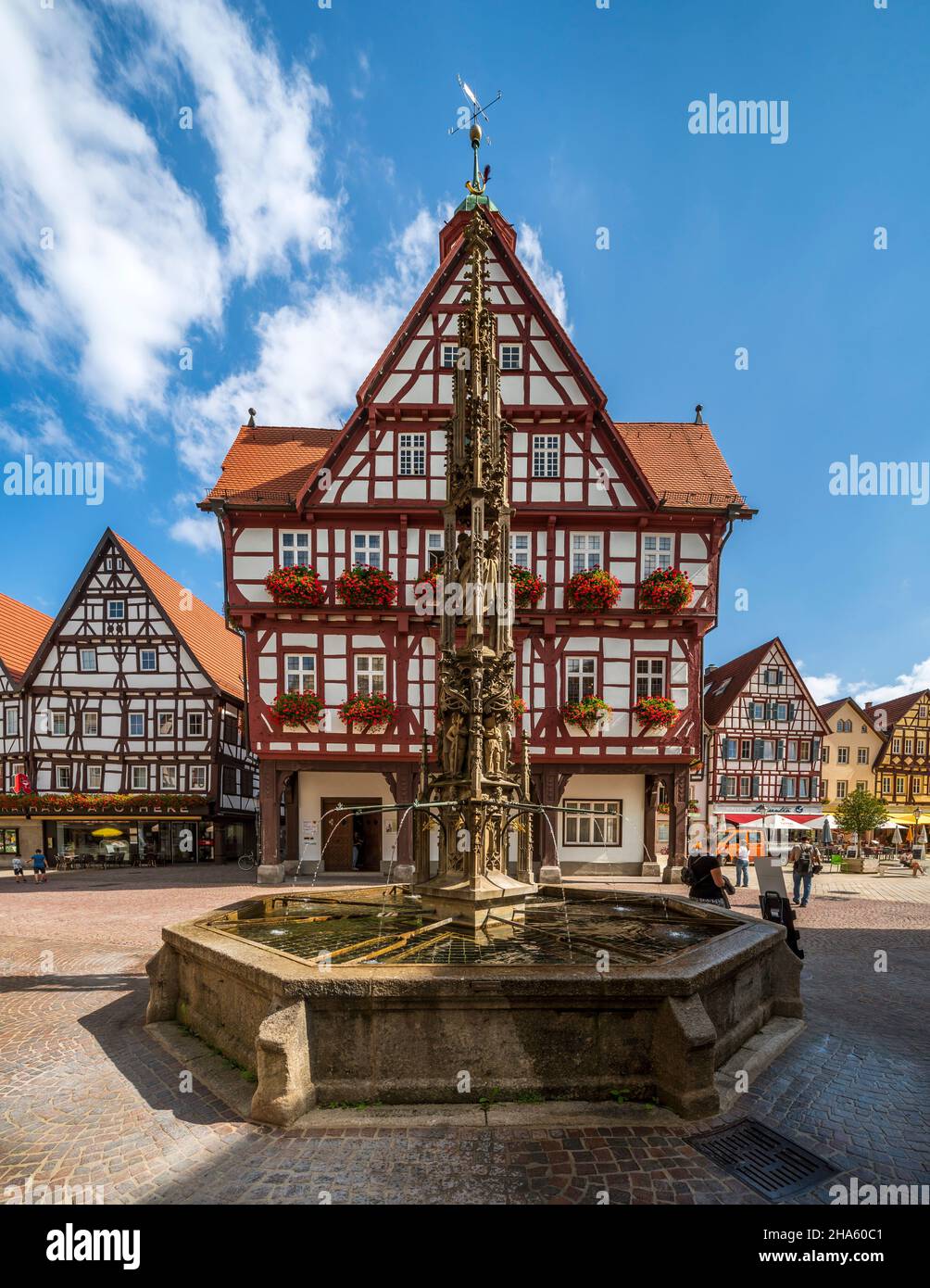 la fontana del mercato è una fontana in esecuzione con una colonna di cinque piani tardo gotico fontana, creato intorno al 1500, copia dal 1904/05, bad urach, baden-württemberg, germania Foto Stock