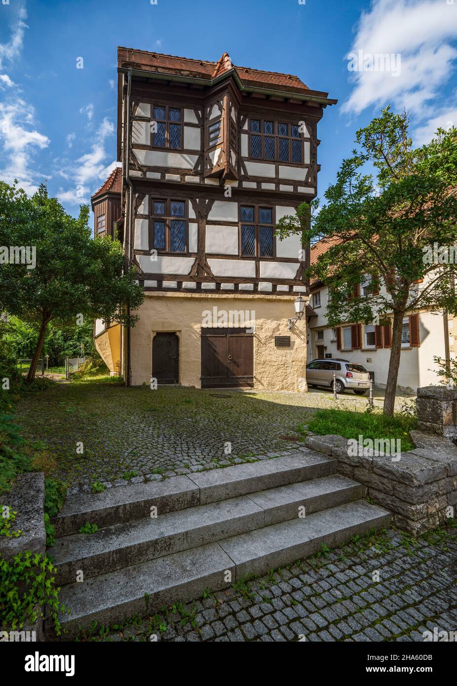 la casa di gorisbrunnen è stata costruita come casa di città, presumibilmente per gli ospiti della corte, tra il 1476 e il 1479 per conto del conte eberhard contro von württemberg. la casa a graticcio è considerata un portico della rinascita di württemberg. restauro e ricostruzione dello stato originale nel 1977/81 da parte della volksbank fondazione haus am gorisbrunnen,bad urach,baden-württemberg,germania Foto Stock