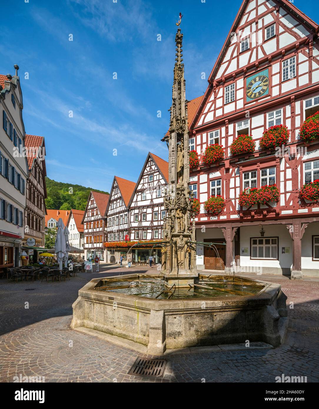 la fontana del mercato è una fontana in esecuzione con una colonna di cinque piani tardo gotico fontana, creato intorno al 1500, copia dal 1904/05, bad urach, baden-württemberg, germania Foto Stock