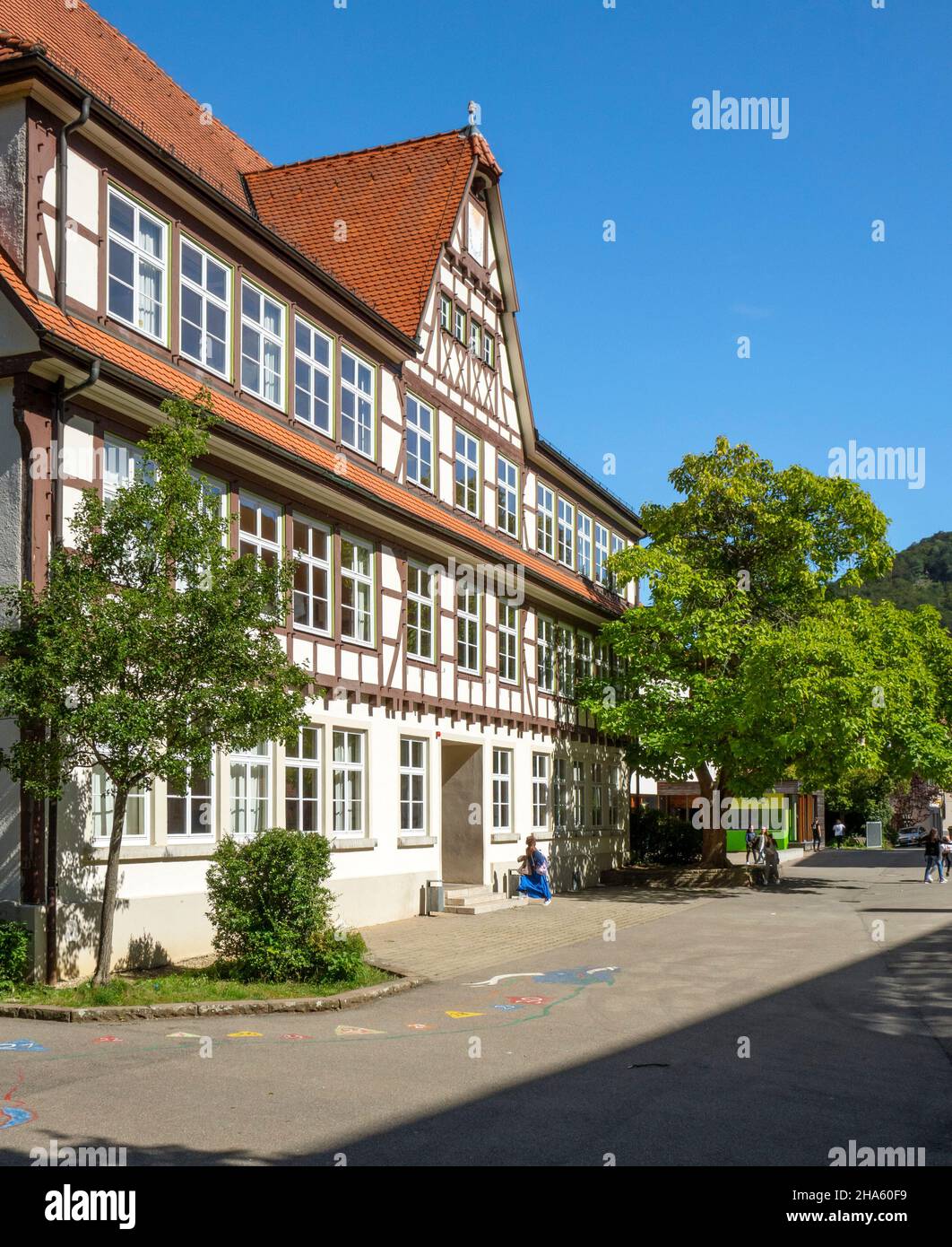 l'ospedale è stato fondato nel 1480 dal conte eberhard v. im bart. esisteva in parte fino al 1948. oggi, la scuola di comunità barbara gonzaga si trova nel distretto ospedaliero, bad urach, baden-württemberg, germania Foto Stock