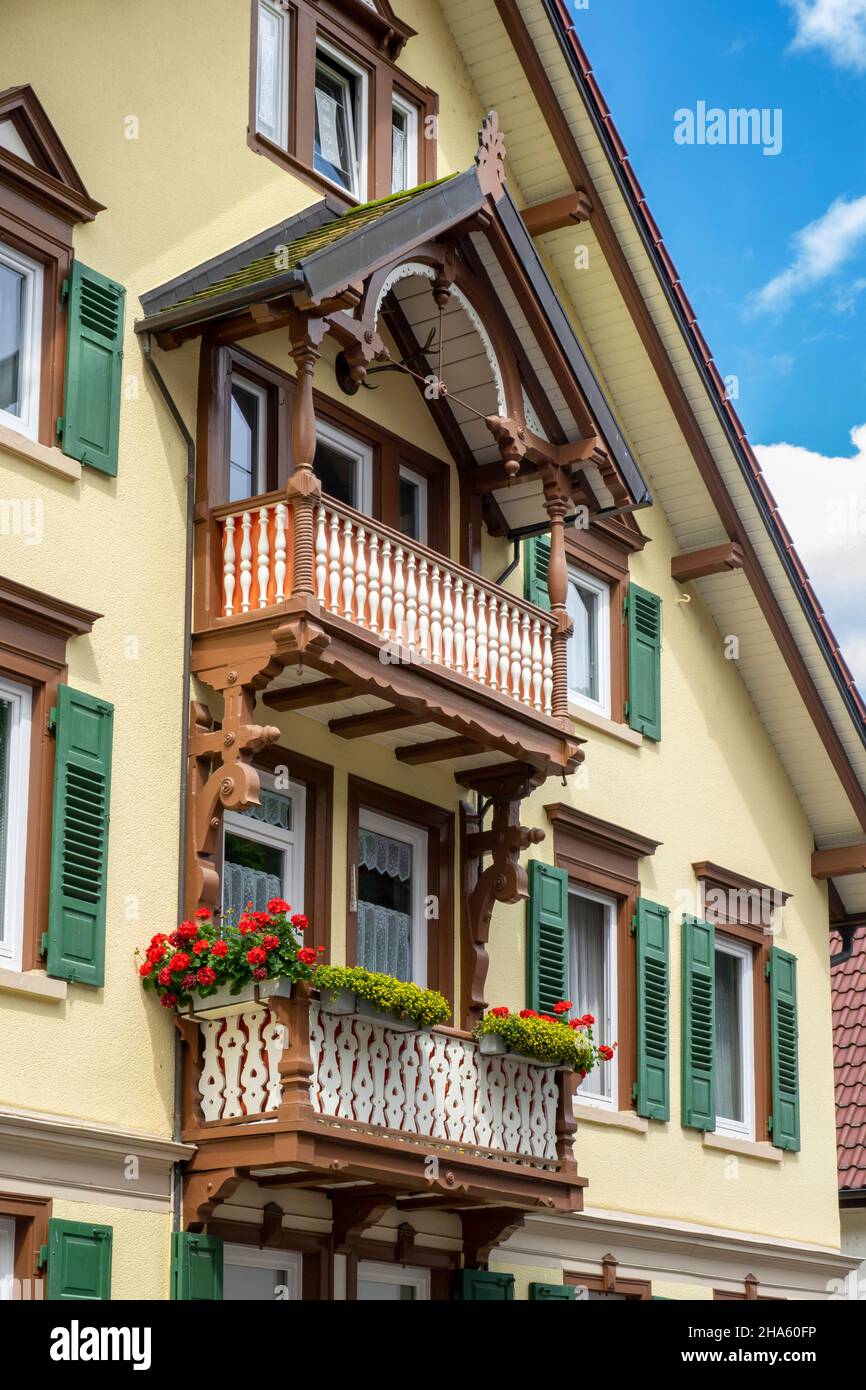 balcone coperto a due piani su una casa in langen strasse, bad urach, baden-württemberg, germania Foto Stock