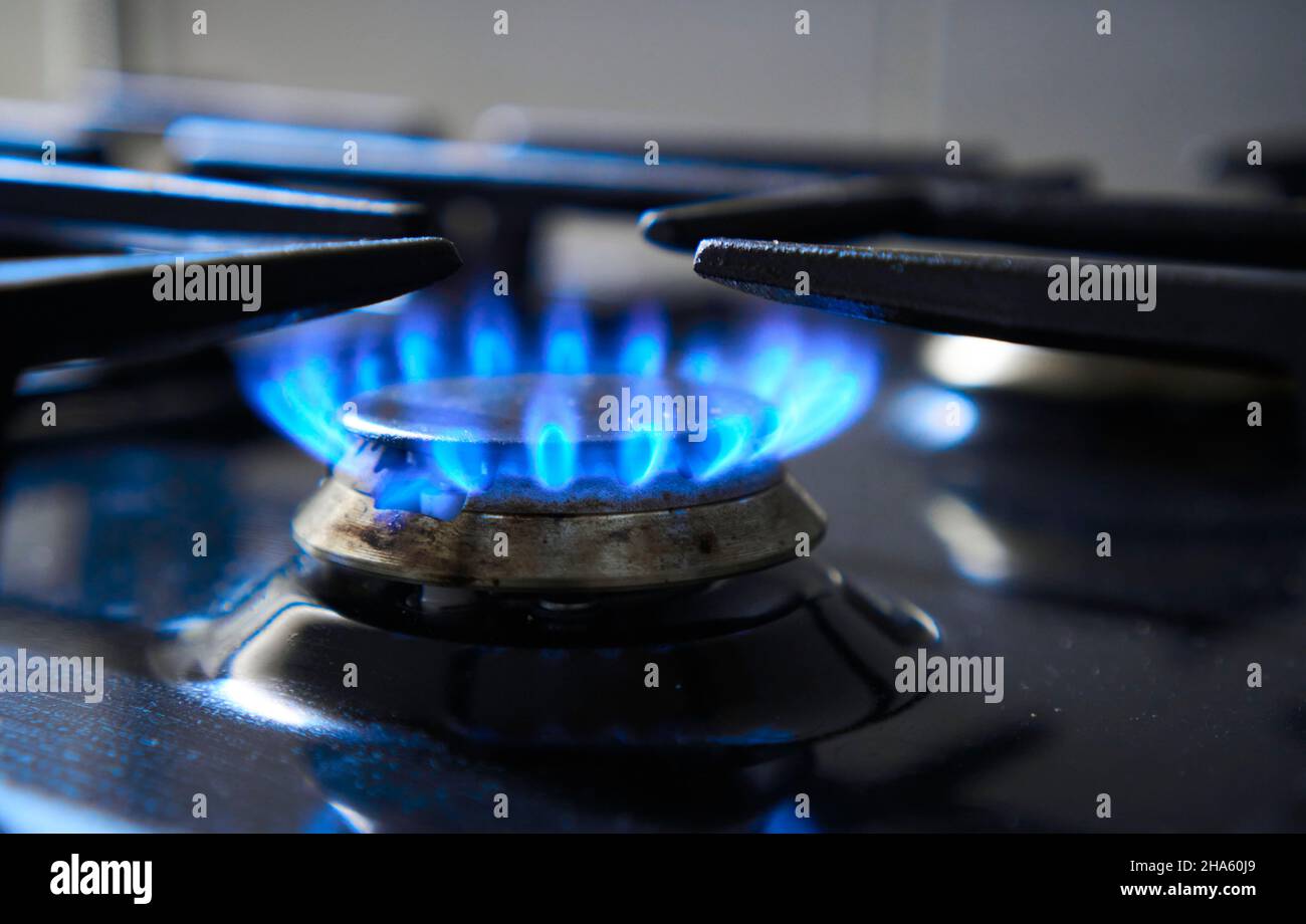 Grata di stufa da cucina su un bruciatore alimentato da gas naturale combustibile o syngas, propano, butano. Fornello come riscaldatore. Spreco di risorse naturali. Blu Foto Stock