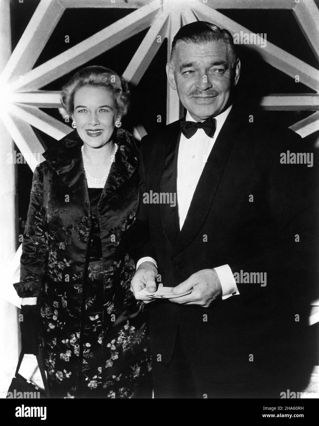 CLARK GABLIE e la sua moglie KAY WILLIAMS GABLE 5th arrivano alla Hollywood Premiere di IMPROVVISAMENTE, LA SCORSA ESTATE il 23rd dicembre 1959 Foto Stock