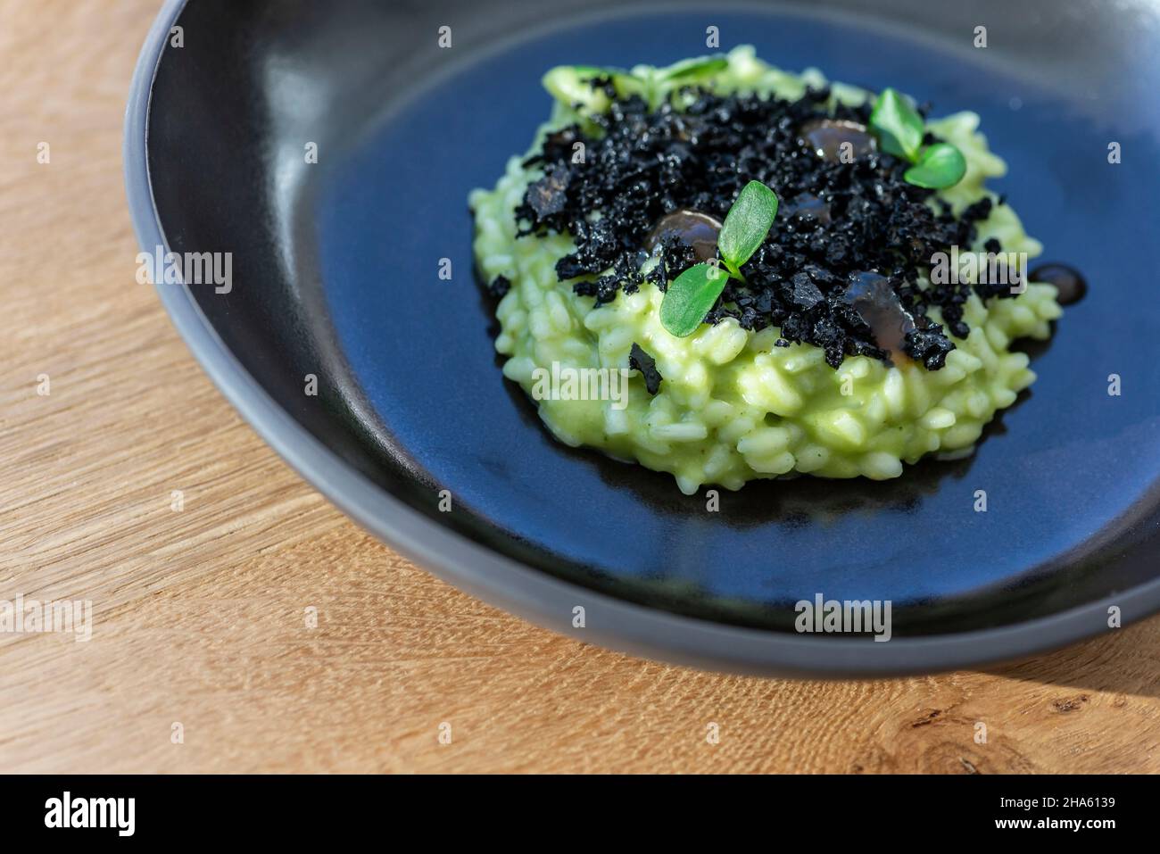 italia,trentino-alto adige,alto adige,alto adige,vinschgau,burgeis,der mohrenwirt,filetto di trota di ruscello affumicato tiepido su risottino di germoglio con grammo di carbone schüttelbrot e gelatina di mele Foto Stock