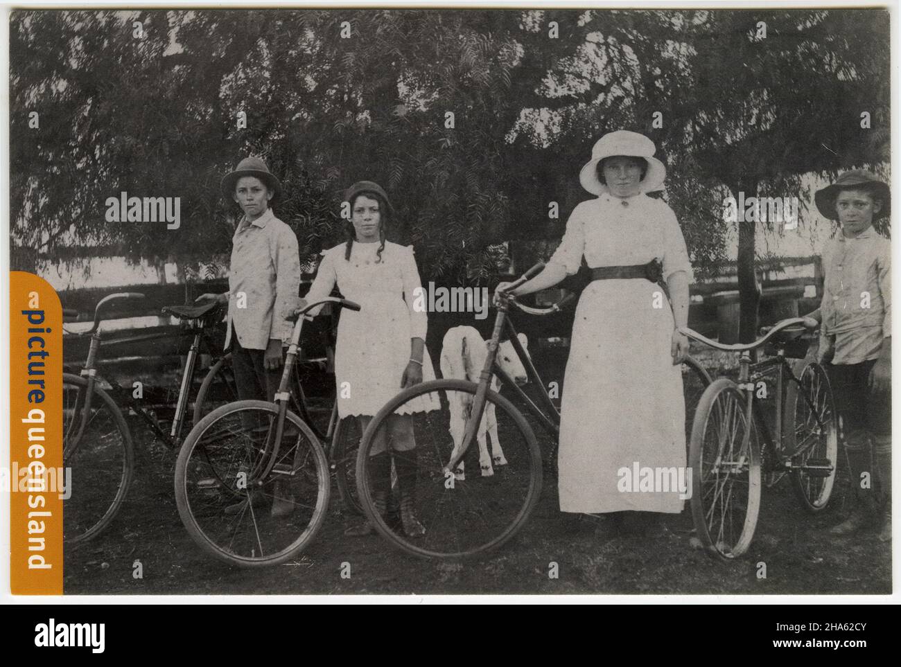 Cartolina che presenta una scena storica dei Queenslanders e delle loro biciclette; pubblicato circa 1980 Foto Stock
