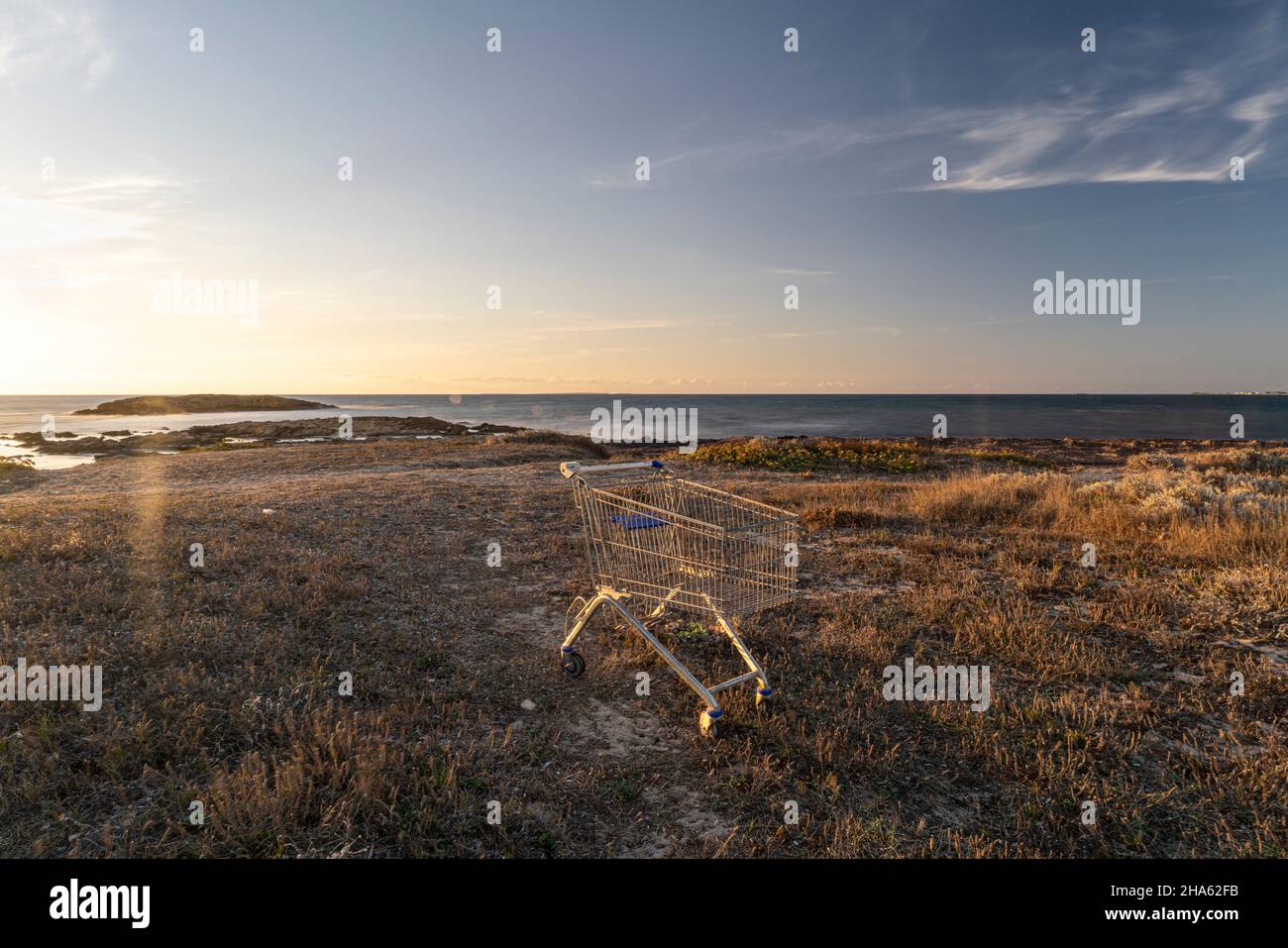 quanto consumo può tollerare la natura? carrello vuoto vicino al mare Foto Stock