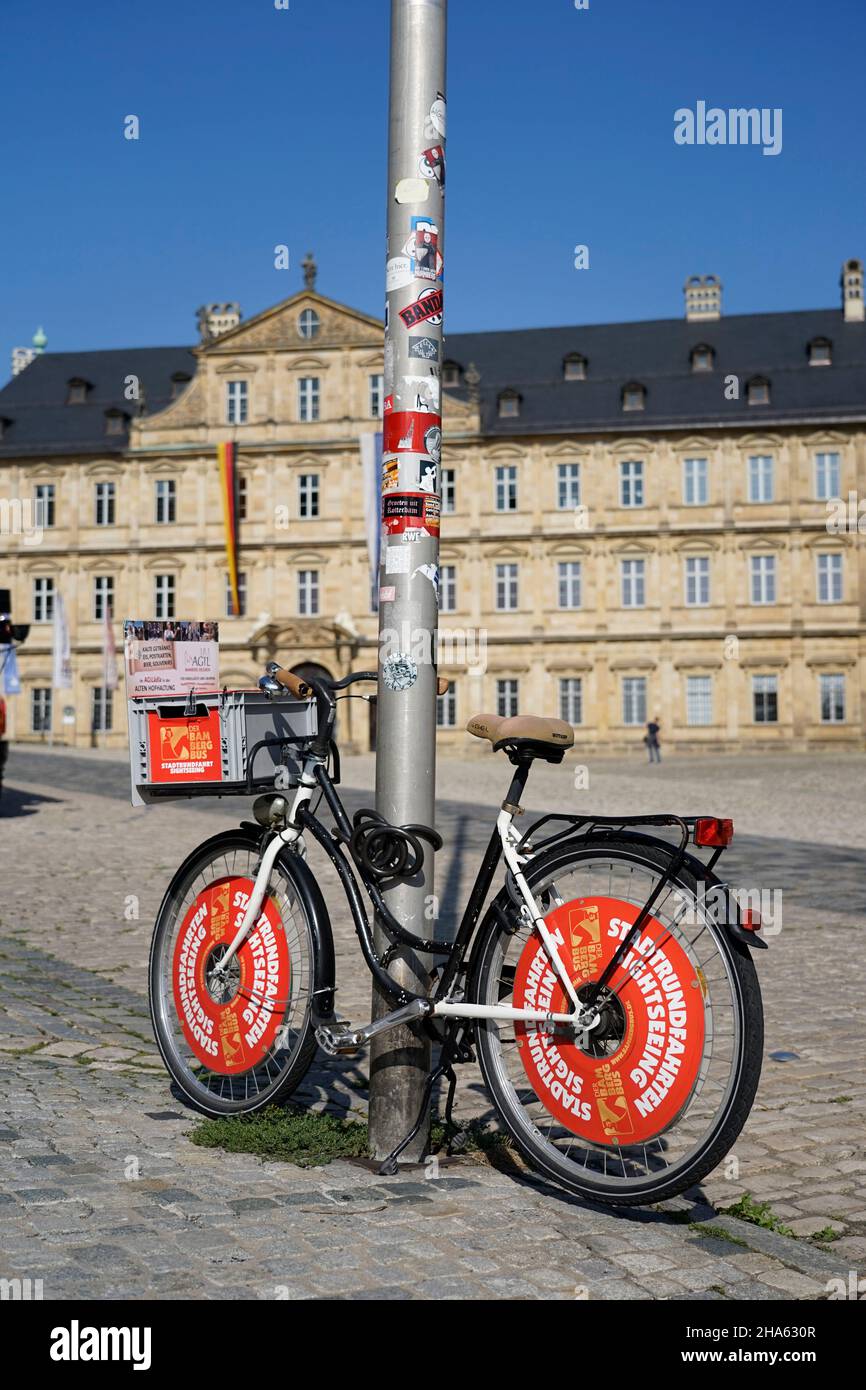 germania,baviera,alta franconia,bamberg,città vecchia,nuova residenza,bicicletta con pubblicità per tour della città,fermata dell'autobus Foto Stock