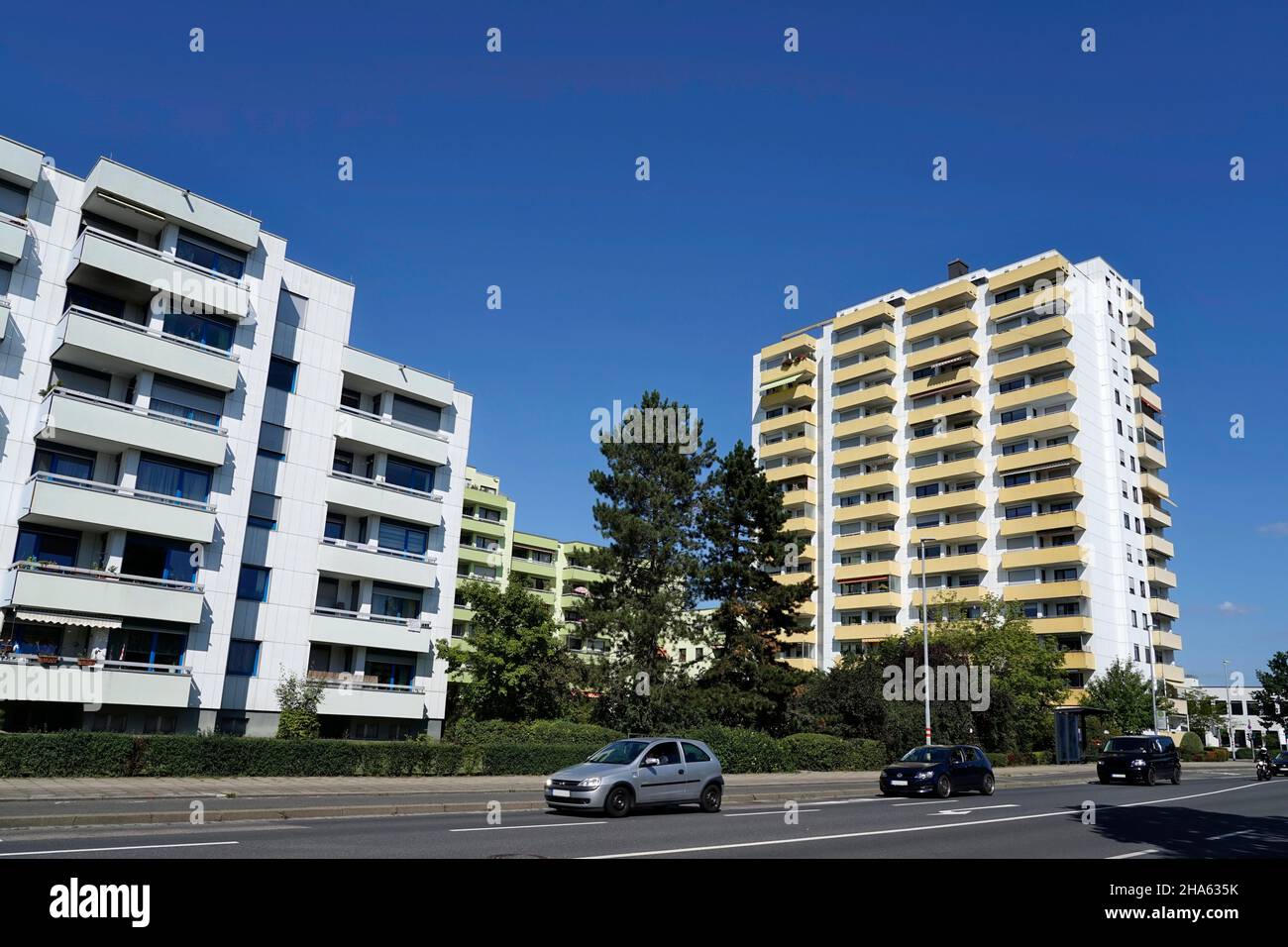 germania,baviera,alta franconia,bamberg,complesso residenziale,blocco di appartamenti,balconi gialli,strada Foto Stock