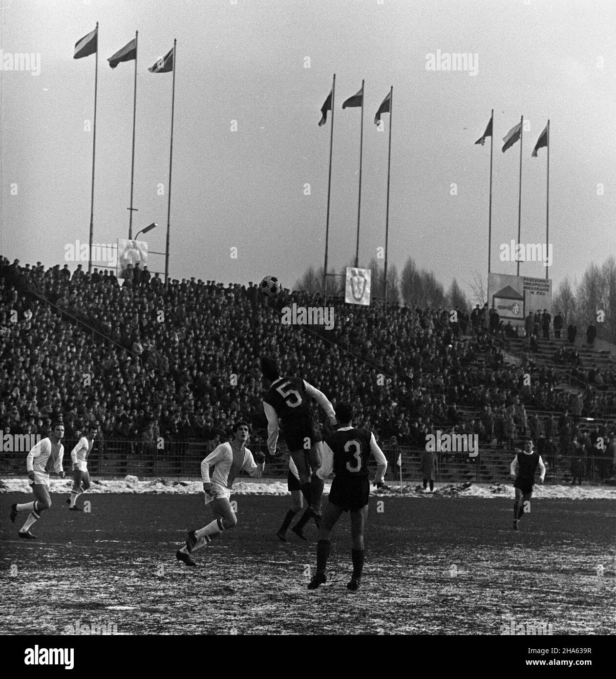 Warszawa, 1969-11-30. Mecz Legia Warszawa - Ruch Chorzów na Stadionie Wojska Polskiego przy ulicy £azienkowskiej, rozegrany podczas ostatniej kolejki rundy jesiennej sezonu 1969/1970. Mecz zakoñczy³ siê zwyciêstwem Legii 3:0, co da³o warszawskiemu klubowi tytu³ mistrza rundy jesiennej. Bramki strzelili: Jan Pieszko - dwie i Bernard Blaut - jedn¹. M. in. Pomocnik Legii Janusz ¯mijewski (4L) i obroñca Legii Feliks Niedzió³ka (5L). mb PAP/Edmund Uchymiak Varsavia, 30 novembre 1969. Una partita di calcio tra Legia Warszawa e Ruch Chorzow allo Stadio del Legia Military Club in Lazienkowska Str Foto Stock