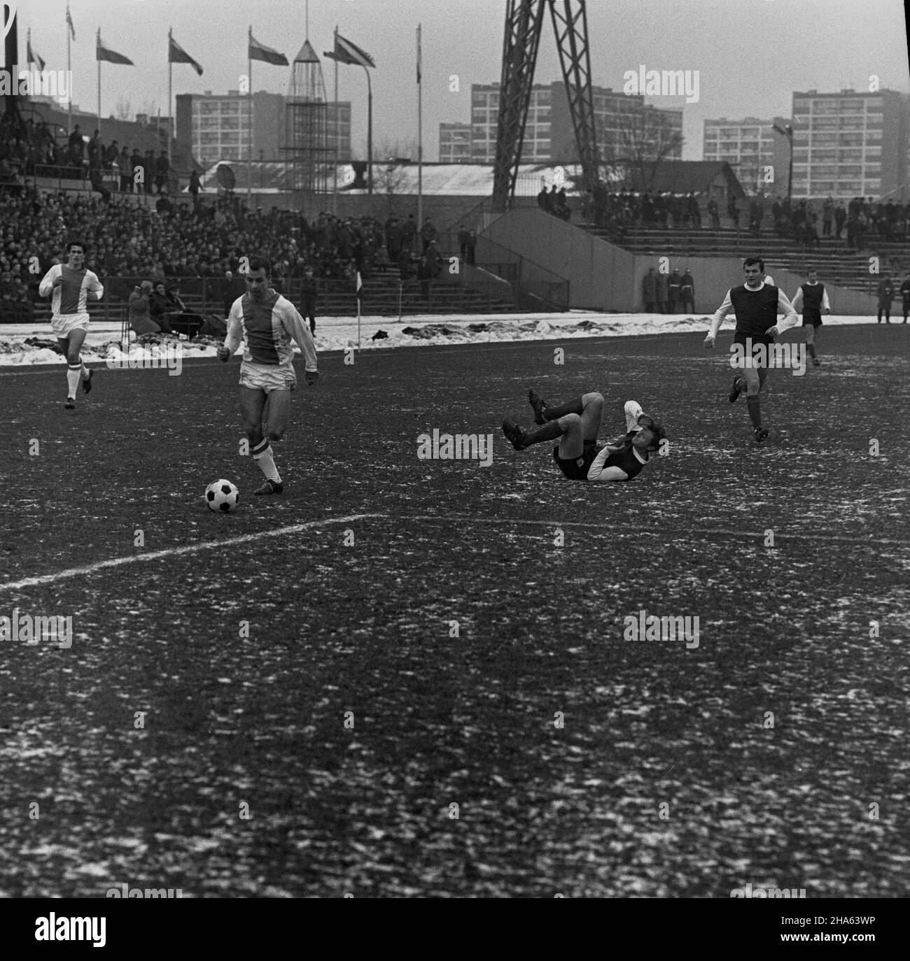Warszawa, 1969-11-30. Mecz Legia Warszawa - Ruch Chorzów na Stadionie Wojska Polskiego przy ulicy £azienkowskiej, rozegrany podczas ostatniej kolejki rundy jesiennej sezonu 1969/1970. Mecz zakoñczy³ siê zwyciêstwem Legii 3:0, co da³o warszawskiemu klubowi tytu³ mistrza rundy jesiennej. Bramki strzelili: Jan Pieszko - dwie i Bernard Blaut - jedn¹. obroñcy Legii: Feliks Niedzió³ka (3L) i Antoni Trzaskowski (4L). mb PAP/Edmund Uchymiak Varsavia, 30 novembre 1969. Una partita di calcio tra Legia Warszawa e Ruch Chorzow allo stadio del Legia Military Club sulla via Lazienkowska, giocata Foto Stock