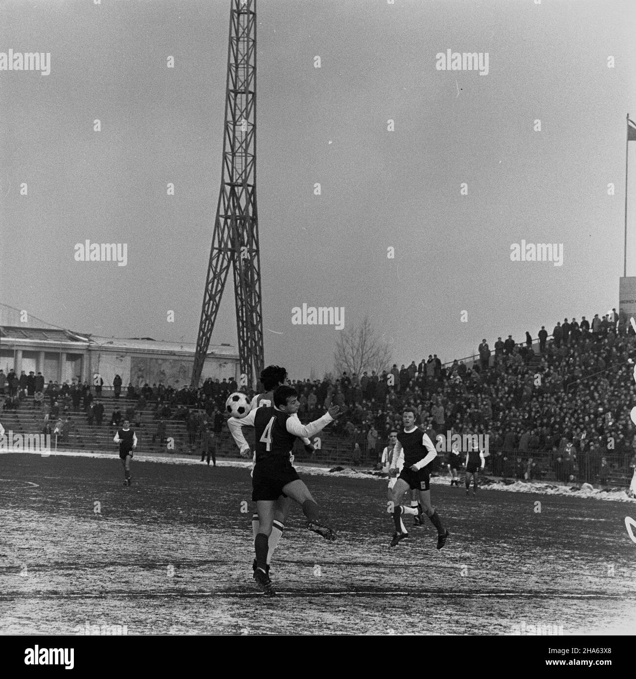 Warszawa, 1969-11-30. Mecz Legia Warszawa - Ruch Chorzów na Stadionie Wojska Polskiego przy ulicy £azienkowskiej, rozegrany podczas ostatniej kolejki rundy jesiennej sezonu 1969/1970. Mecz zakoñczy³ siê zwyciêstwem Legii 3:0, co da³o warszawskiemu klubowi tytu³ mistrza rundy jesiennej. Bramki strzelili: Jan Pieszko - dwie i Bernard Blaut - jedn¹. M. poll.: obroñca Legii Antoni Trzaskowski (2L) i pomocnik Legii Bernard Blaut (4L). mb PAP/Edmund Uchymiak Varsavia, 30 novembre 1969. Una partita di calcio tra Legia Warszawa e Ruch Chorzow allo stadio del Legia Military Club sulla Lazienkowska Stre Foto Stock