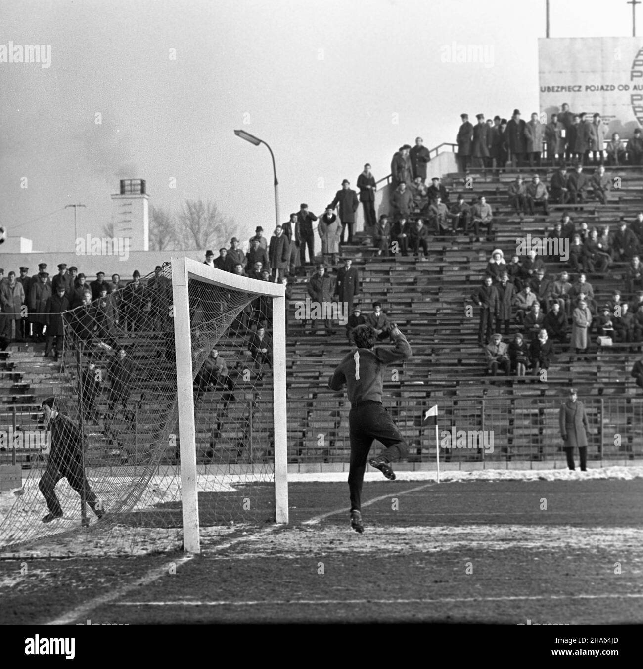 Warszawa, 1969-11-30. Mecz Legia Warszawa - Ruch Chorzów na Stadionie Wojska Polskiego przy ulicy £azienkowskiej, rozegrany podczas ostatniej kolejki rundy jesiennej sezonu 1969/1970. Mecz zakoñczy³ siê zwyciêstwem Legii 3:0, co da³o warszawskiemu klubowi tytu³ mistrza rundy jesiennej. Bramki strzelili: Jan Pieszko - dwie i Bernard Blaut - jedn¹. W³adys³aw Grotyñski. Bramkarz Legii. mb PAP/Edmund Uchymiak Varsavia, 30 novembre 1969. Una partita di calcio tra Legia Warszawa e Ruch Chorzow allo stadio del Legia Military Club in via Lazienkowska, disputata alla fine del round dell'autunno 1969 Foto Stock