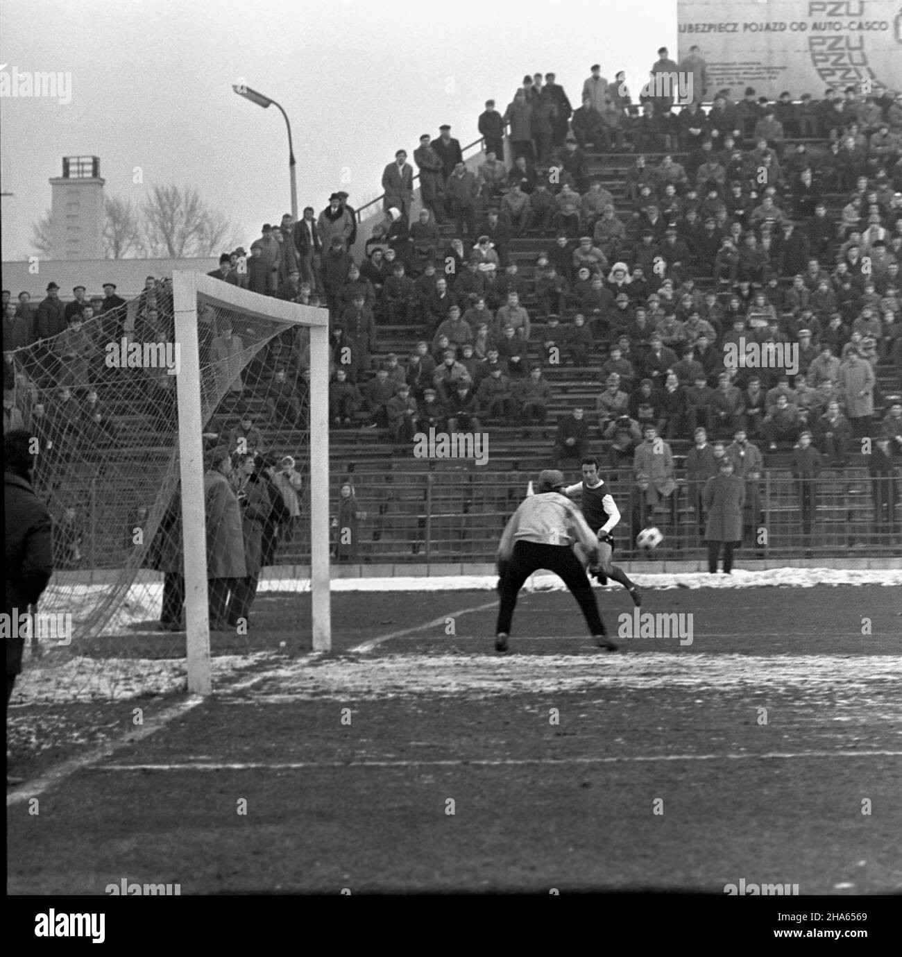 Warszawa, 1969-11-30. Mecz Legia Warszawa - Ruch Chorzów na Stadionie Wojska Polskiego przy ulicy £azienkowskiej, rozegrany podczas ostatniej kolejki rundy jesiennej sezonu 1969/1970. Mecz zakoñczy³ siê zwyciêstwem Legii 3:0, co da³o warszawskiemu klubowi tytu³ mistrza rundy jesiennej. Bramki strzelili: Jan Pieszko - dwie i Bernard Blaut - jedn¹. NZ. Napastnik Legii Jan Pieszko atakuje bramkê Ruchu, bronion¹ przez Henryka Pietrka MB PAP/Edmund Uchymiak Varsavia, 30 novembre 1969. Una partita di calcio tra Legia Warszawa e Ruch Chorzow allo stadio del Legia Military Club sulla Lazienkowska Stre Foto Stock