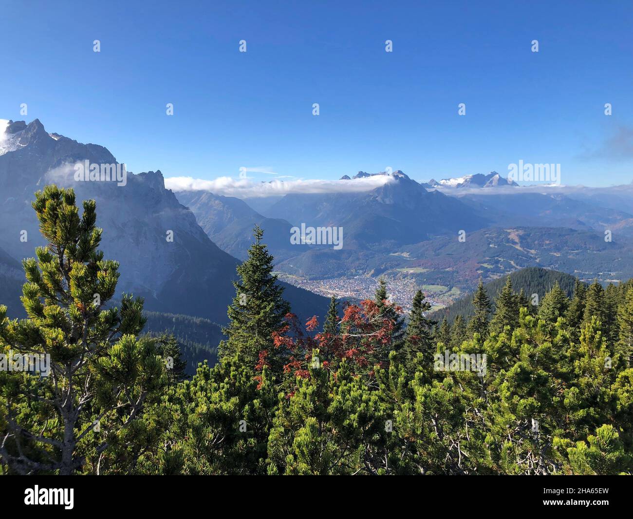 vista da wörner sattel a mittenwald, montagne karwendel, montagne wetterstein, panorama, natura, montagne, autunno, mittenwald, alta baviera, alpenwelt karwendel, germania Foto Stock