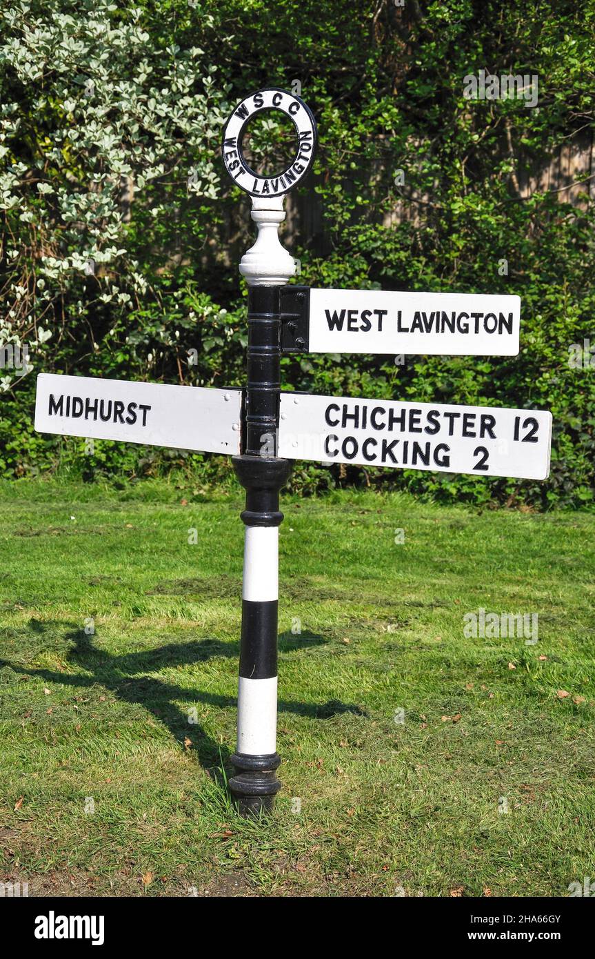Antique Road sign, South Street, Midhurst, West Sussex, in Inghilterra, Regno Unito Foto Stock
