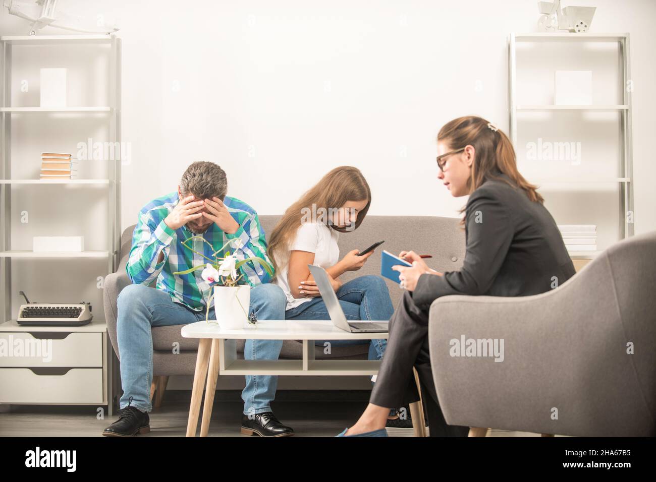 il padre preoccupato parla con lo psicologo di famiglia circa il bambino addicted del telefono, la dipendenza del telefono Foto Stock