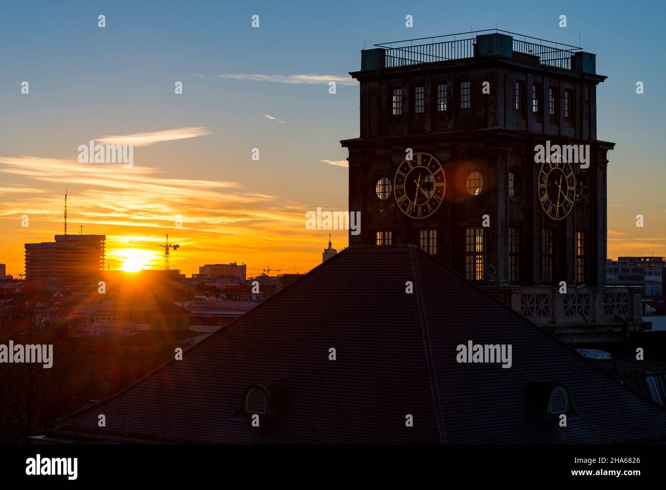 la torre thiersch dal 1916, tum, università tecnica di monaco nella retroilluminazione del sole tramonto Foto Stock