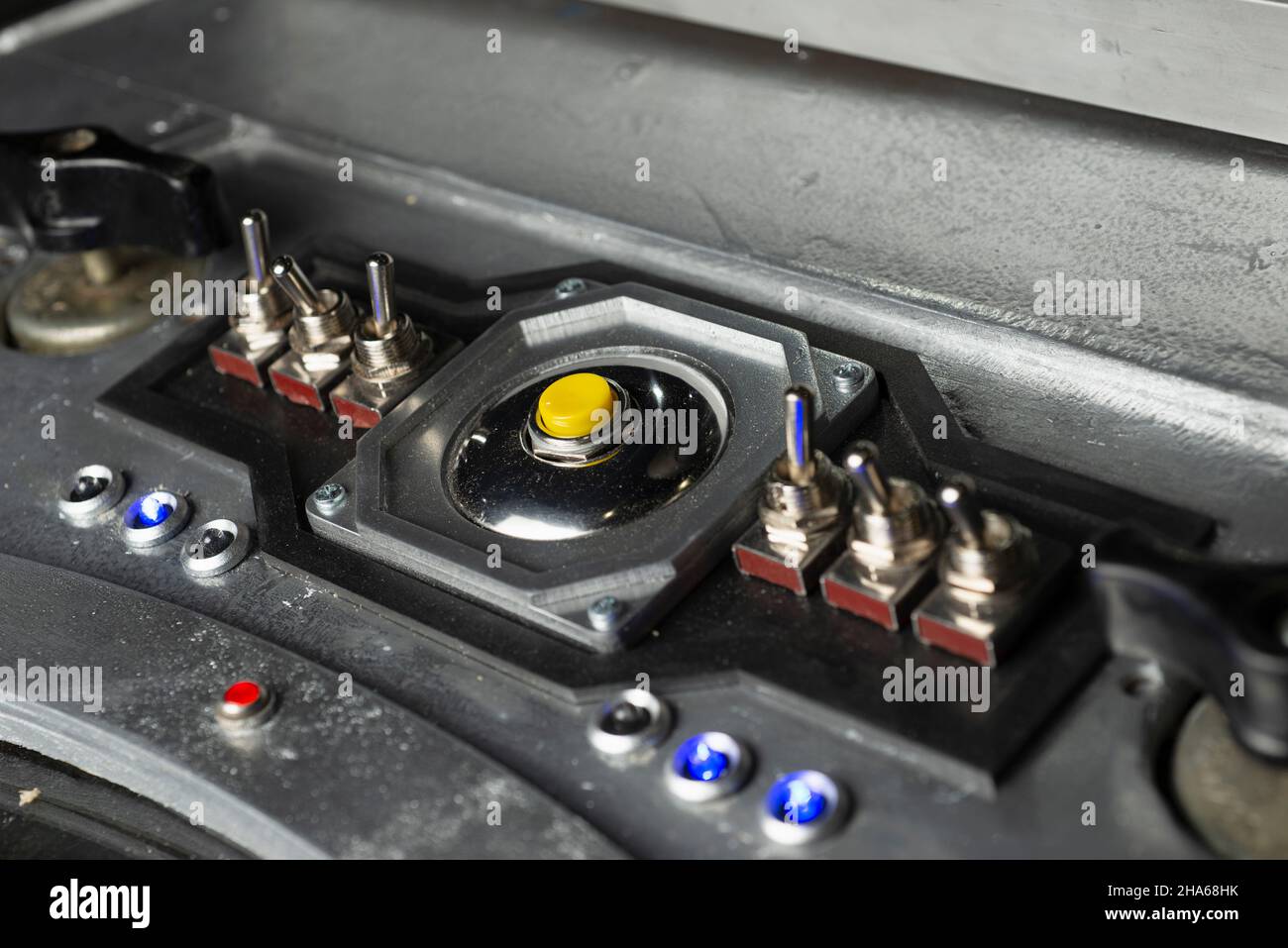Futuristico astronave pannello di controllo tecnologico astratto con interruttori a levetta e pulsanti o pannello di dispositivo sconosciuto o nave spaziale Foto Stock