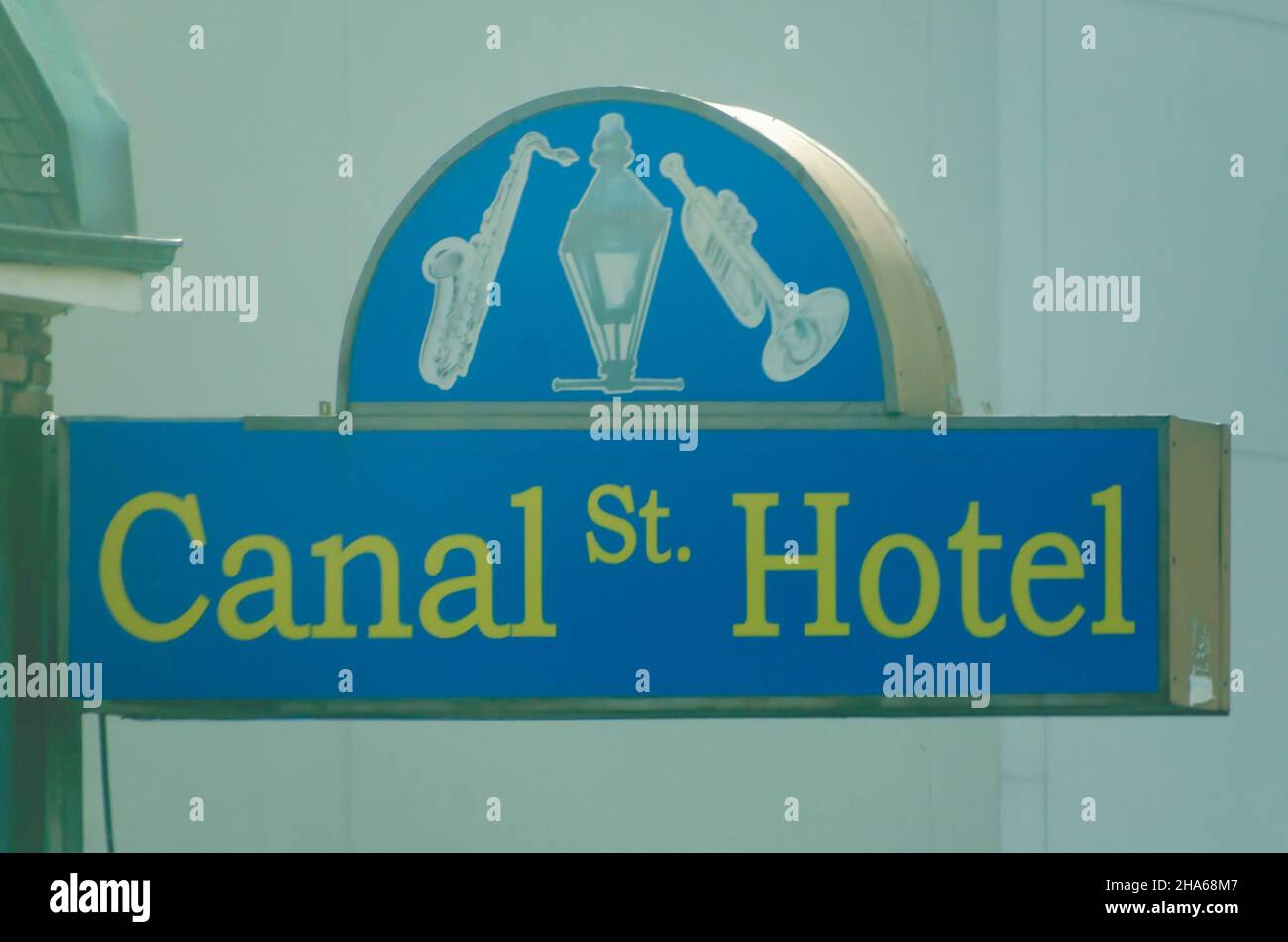 Canal St. Hotel è raffigurato nella nebbia, 9 dicembre 2021, a New Orleans, Louisiana. L'hotel 1960s ha venduto $4,8 milioni di euro nel 2015. Foto Stock