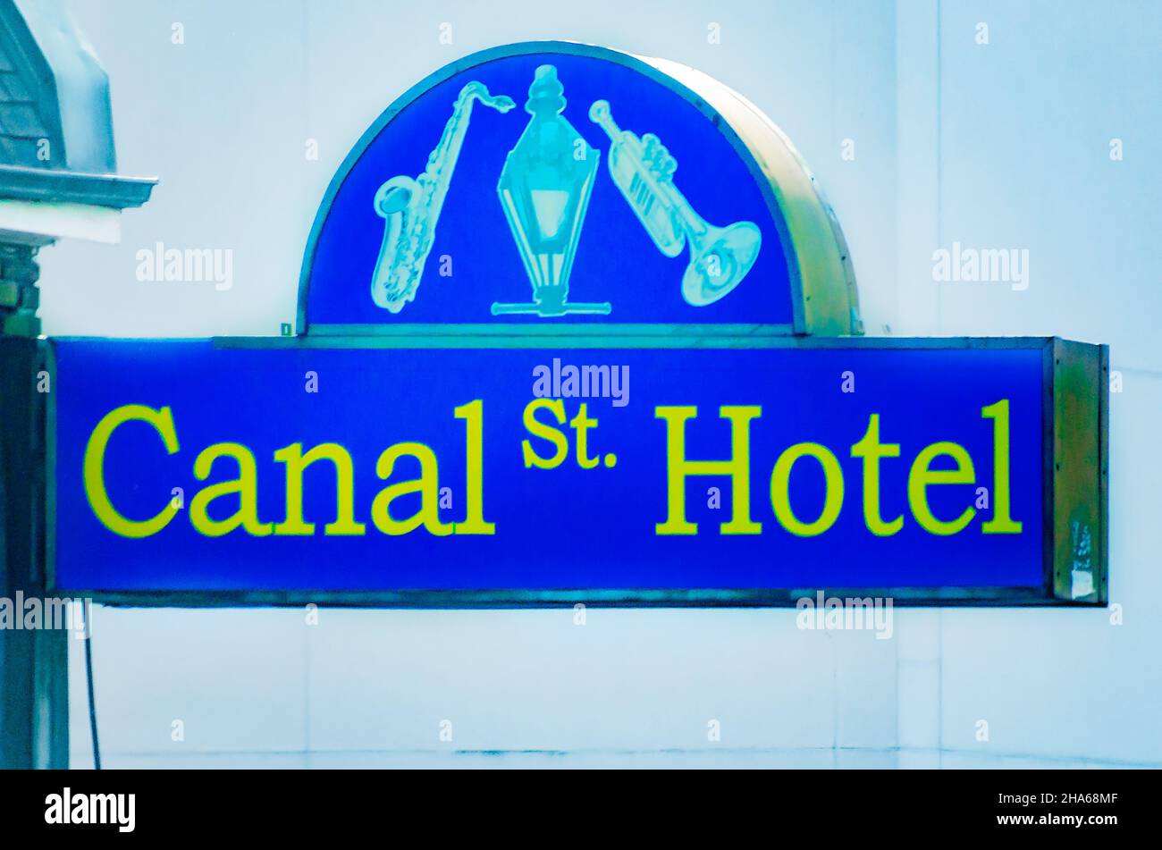 Canal St. Hotel è raffigurato nella nebbia, 9 dicembre 2021, a New Orleans, Louisiana. L'hotel 1960s ha venduto $4,8 milioni di euro nel 2015. Foto Stock