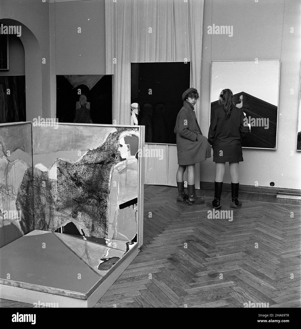 Bia³ystok, 1969-12-03. Pañstwowe Muzeum Okrêgowe mieszcz¹ce siê w Ratuszu Miejskim. Wystawa obrazów z V Ogólnopolskiego Pleneru Malarskiego w Bia³owie¿y. ad PAP/Roman Sieñko Bialystok, 3 dicembre 1969. Museo del Distretto di Stato nel Municipio. Nella foto: Mostra di dipinti della pittura polacca Plein-Air del 5th a Bialowieza. Ad PAP/Roman Sienko Foto Stock