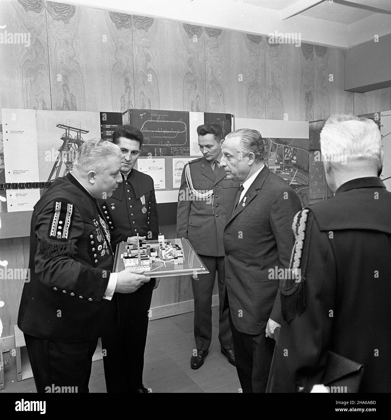 Katowice, 1969-12-03. W przeddzieñ Barbórki i otwarcia Kopalni Wêgla Kamiennego Zofiówka przedstawiciele najwy¿szych w³adz centralnych, cz³onkowie Biura Politycznego: przewodnicz¹cy Rady Pañstwa, marsza³ek Polski Marian Spychalski i sekretarz Komitetu Centralnego Polskiej Zjednozonej Partii Robysicznj wystawê Rzki Zwizj () Pzwizki Rzj Rzki Zwizj Pzj. Myœl wynalazcza w technice, któr¹ otworzono w Oœrodku Postêpu Technicznego mieszcz¹cym siê w Wojewódzkim Parku Kultury i Wypoczynku. NZ. m.in. Marian Spychalski (4L). Ad PAP/Stanis³aw Jakubowski Jastrzebie Zdroj, 3 dicembre 1969. Il giorno Foto Stock