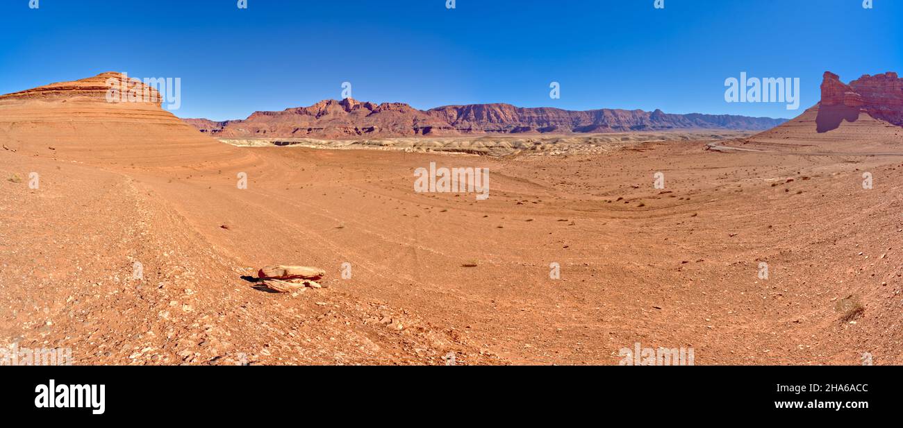 Eco Cliffs visto dal pendio di Cathedral Rock nella Glen Canyon Recreation Area a Marble Canyon Arizona. Foto Stock